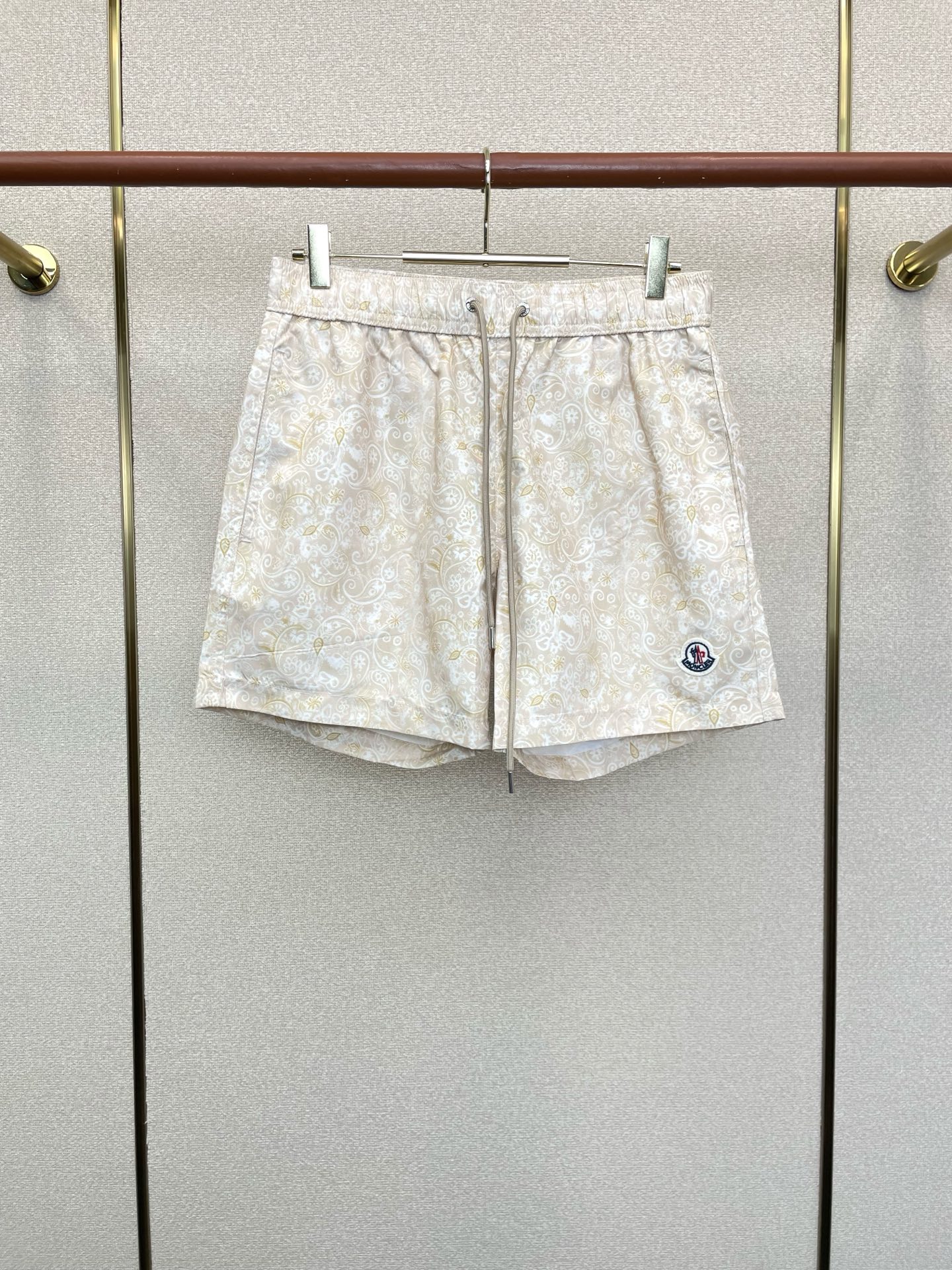 。Moncler蒙口💥砸锅卖铁都要上的新款新款休闲短裤🩳高端版本 专柜定制面料 透气舒适度高，细节无可挑