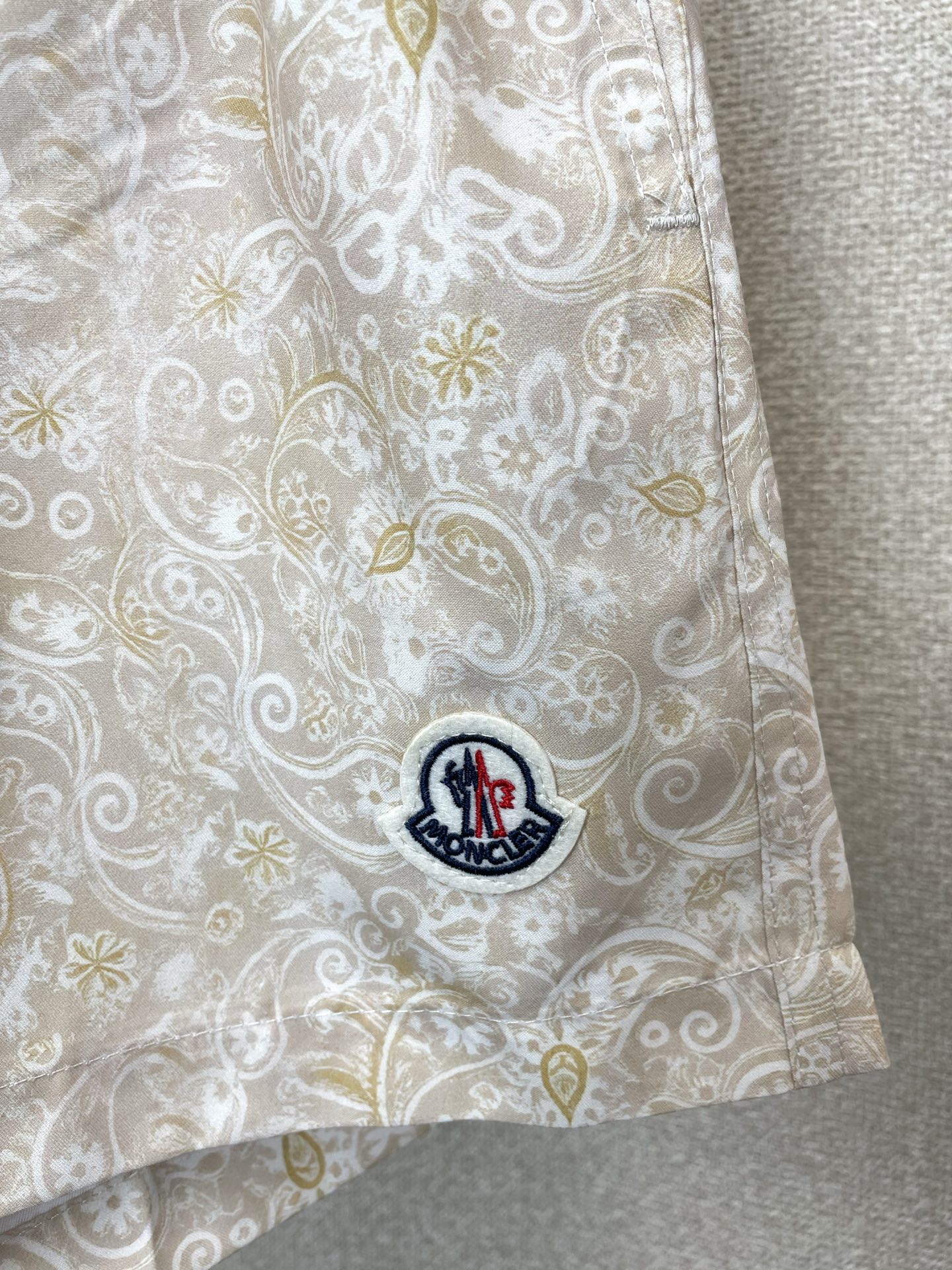 。Moncler蒙口💥砸锅卖铁都要上的新款新款休闲短裤🩳高端版本 专柜定制面料 透气舒适度高，细节无可挑
