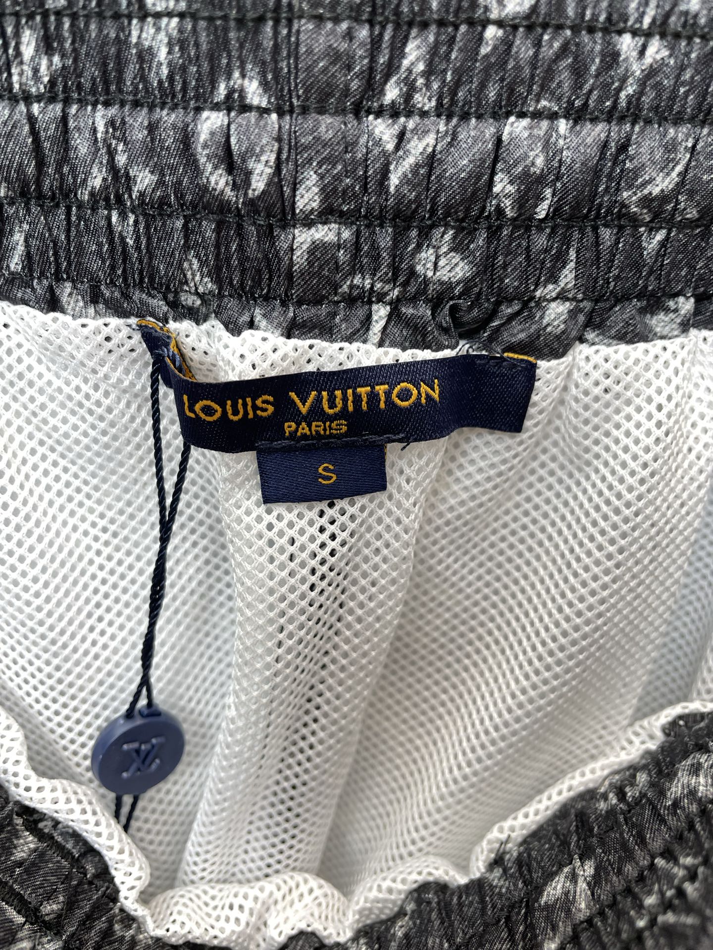 。Louis Vuitton路易威登💥砸锅卖铁都要上的新款新款休闲短裤🩳高端版本 专柜定制面料 透气舒适