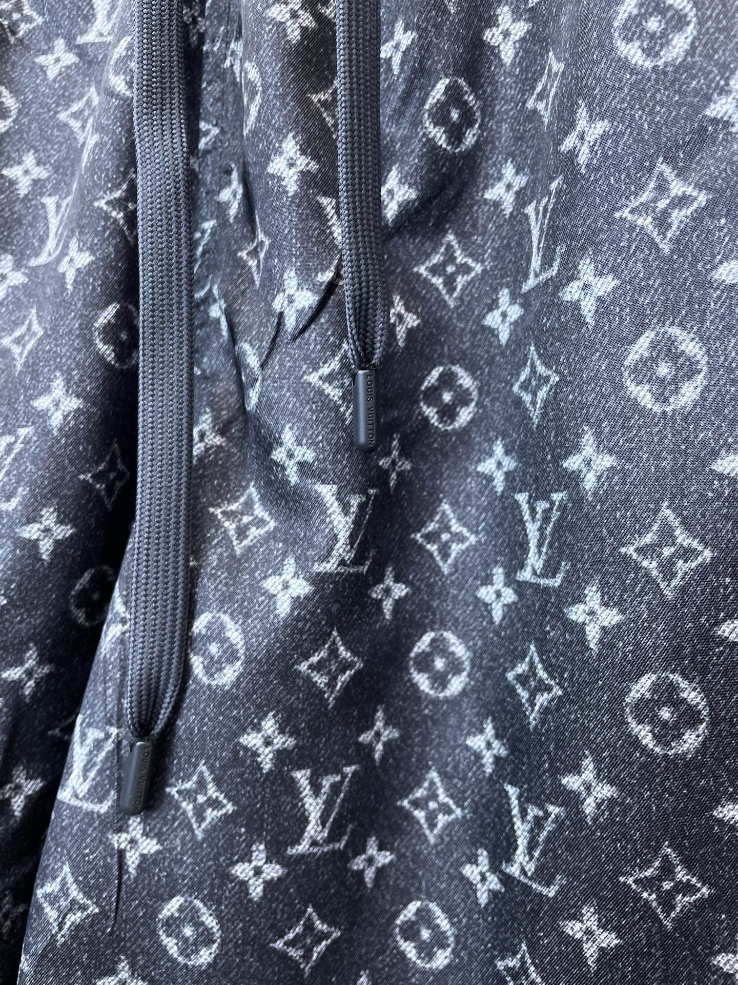 。Louis Vuitton路易威登💥砸锅卖铁都要上的新款新款休闲短裤🩳高端版本 专柜定制面料 透气舒适