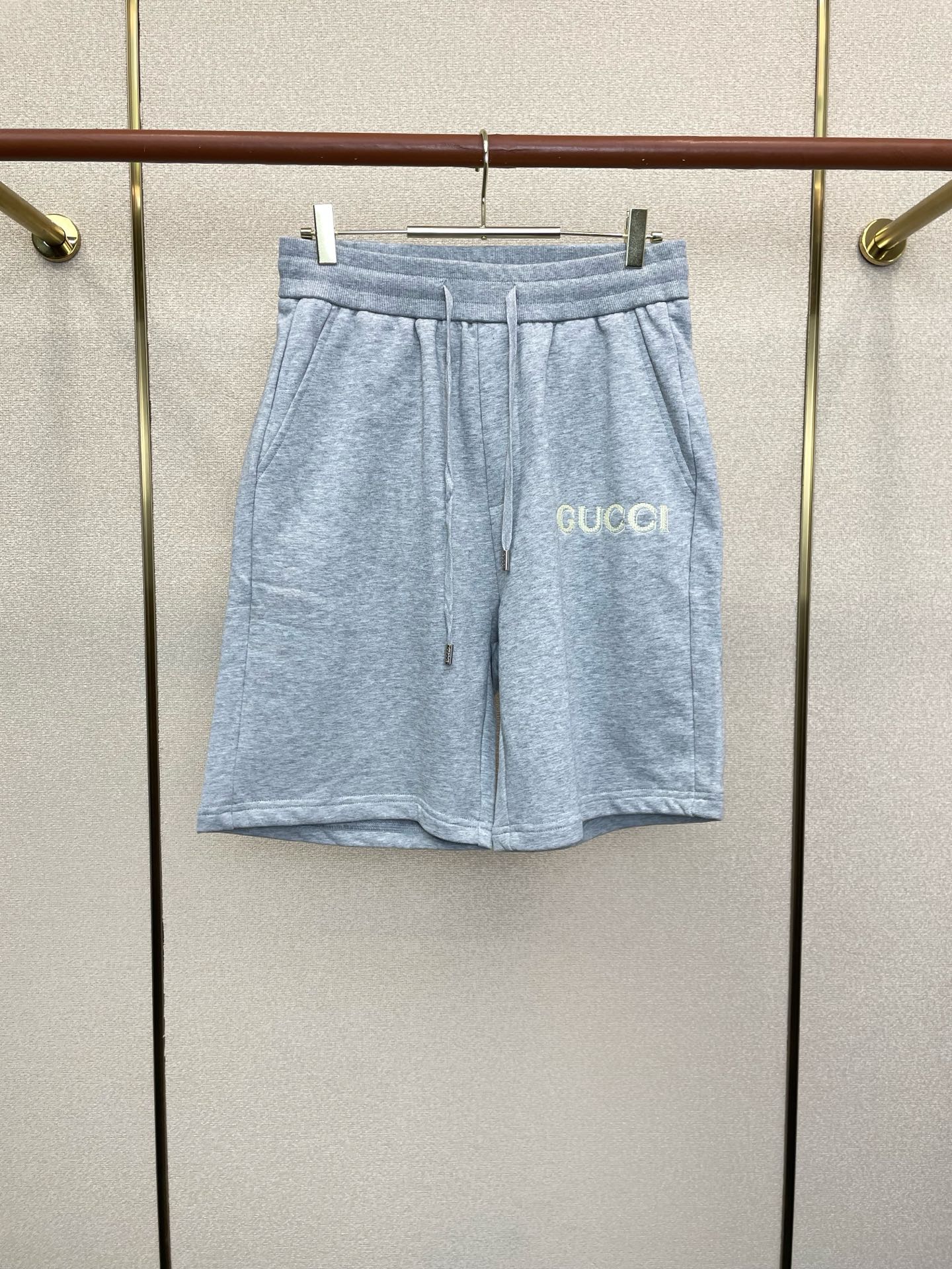 Gucci古驰💥砸锅卖铁都要上的新款新款休闲短裤🩳高端版本 专柜定制面料 透气舒适度高，细节无可挑剔，品