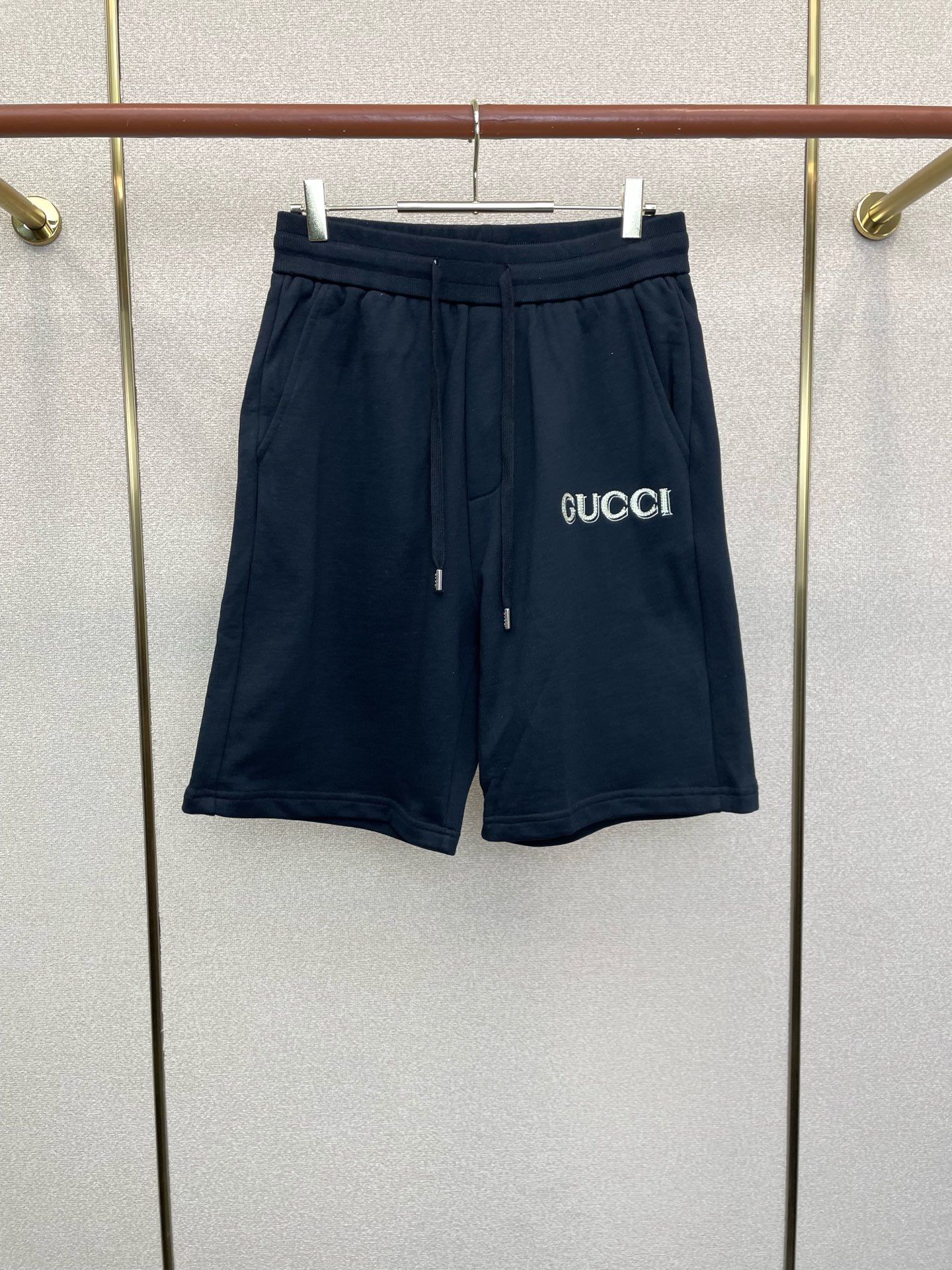 Gucci古驰💥砸锅卖铁都要上的新款新款休闲短裤🩳高端版本 专柜定制面料 透气舒适度高，细节无可挑剔，品