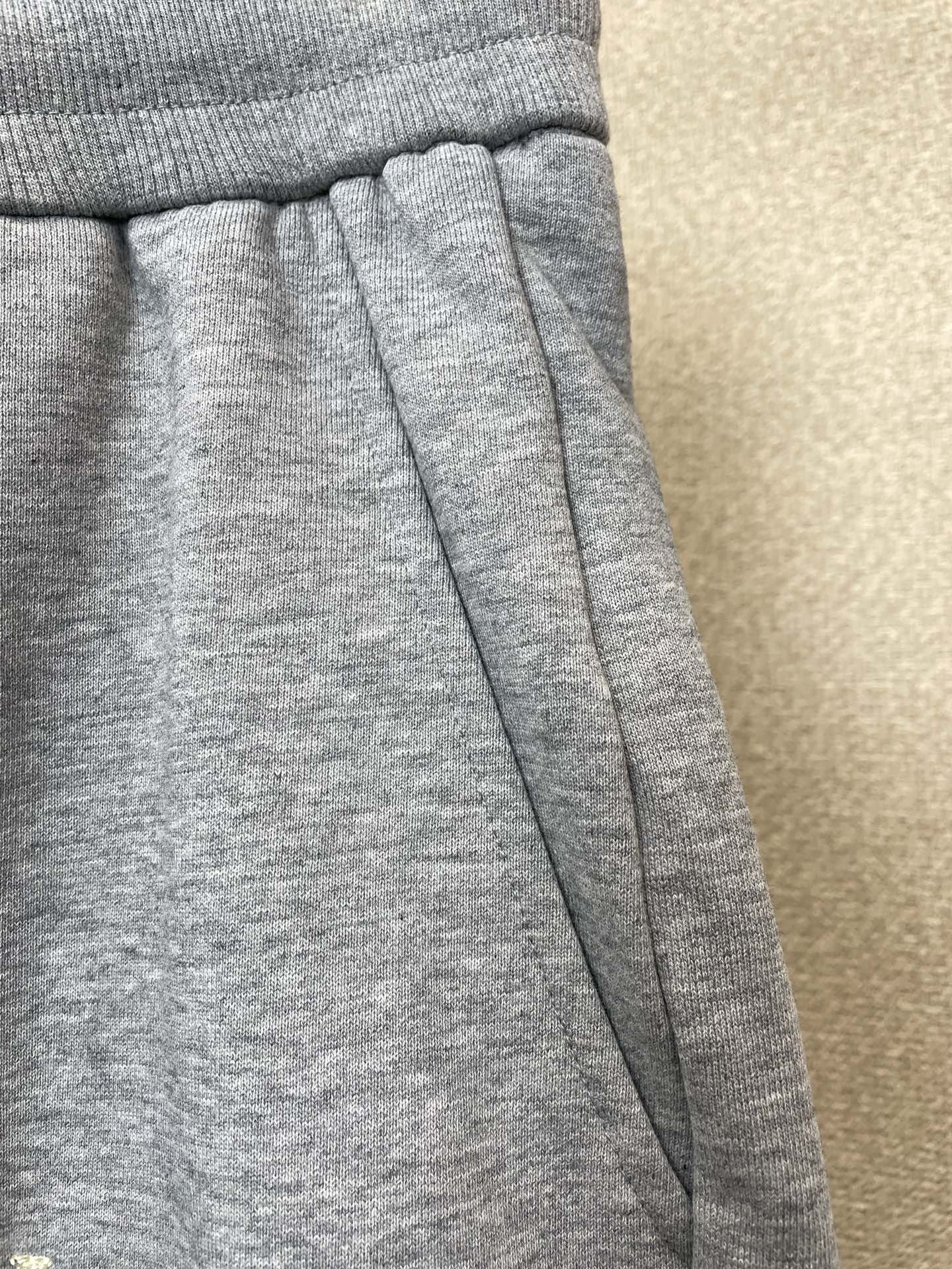 Gucci古驰💥砸锅卖铁都要上的新款新款休闲短裤🩳高端版本 专柜定制面料 透气舒适度高，细节无可挑剔，品