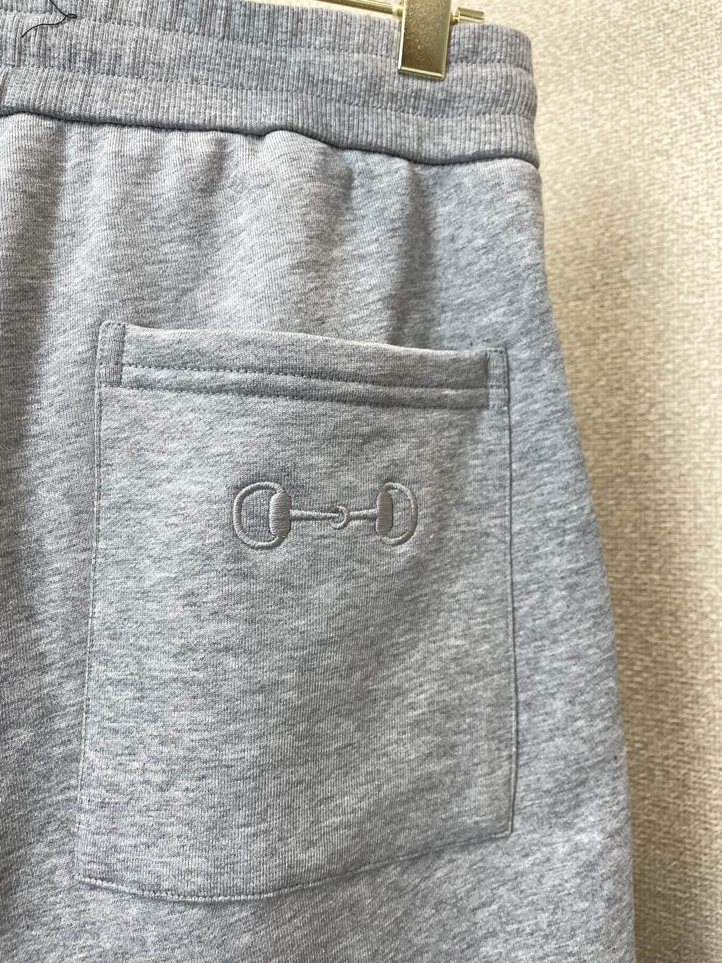 Gucci古驰💥砸锅卖铁都要上的新款新款休闲短裤🩳高端版本 专柜定制面料 透气舒适度高，细节无可挑剔，品