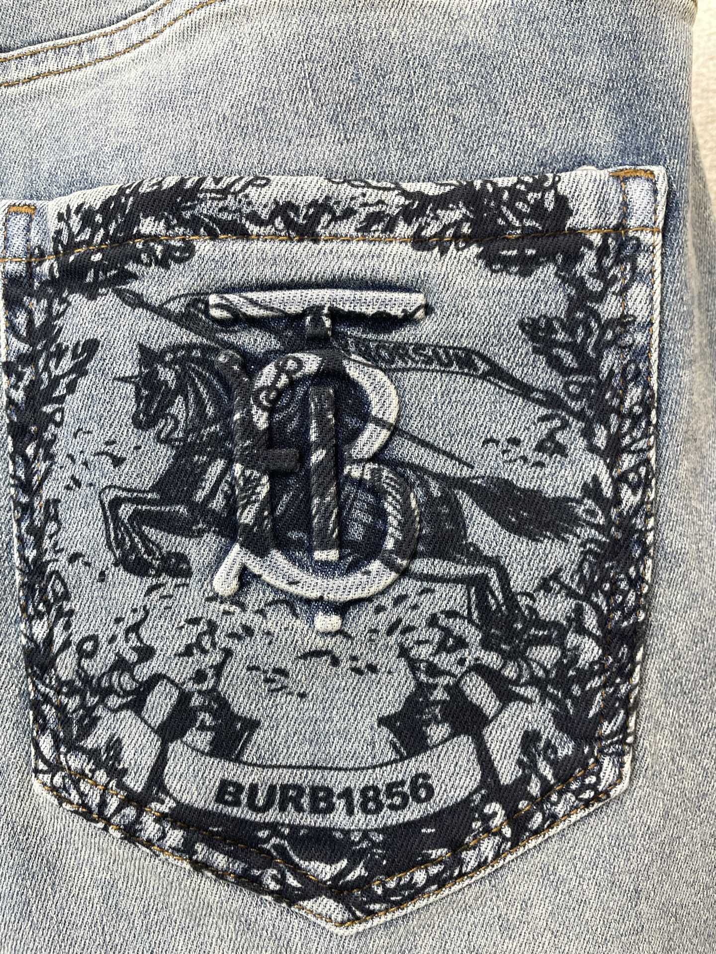 Burberry巴宝莉💥砸锅卖铁都要上的新款新款休闲牛仔短裤🩳 高端版本！专柜定制面料 透气舒适度高，细