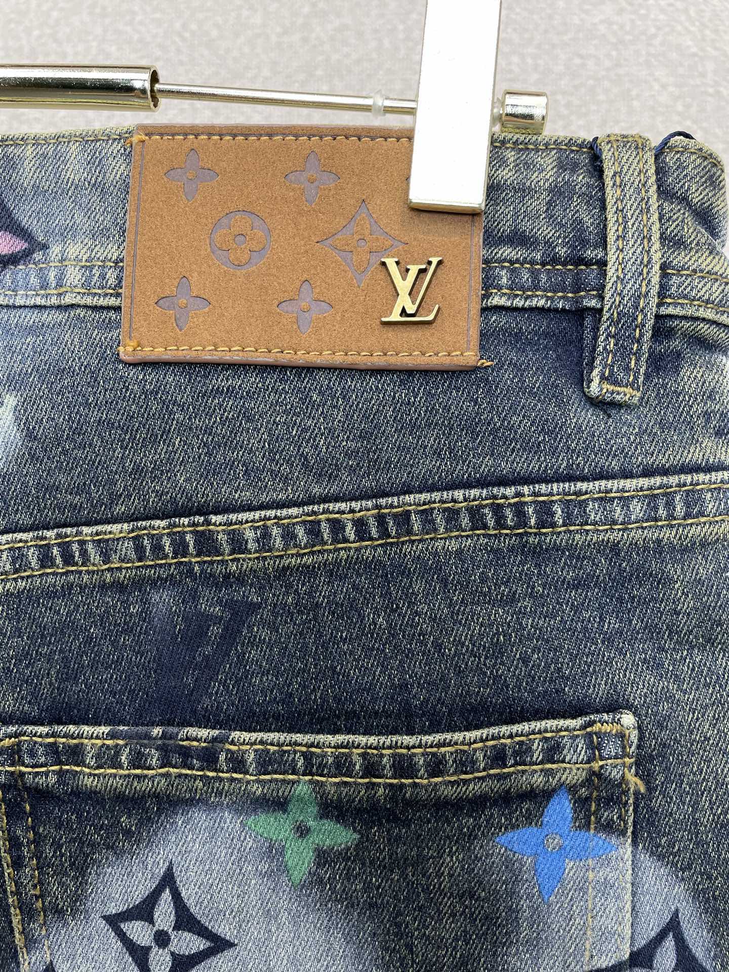Louis Vuitton路易威登💥砸锅卖铁都要上的新款新款休闲牛仔短裤🩳 高端版本！专柜定制面料 透气