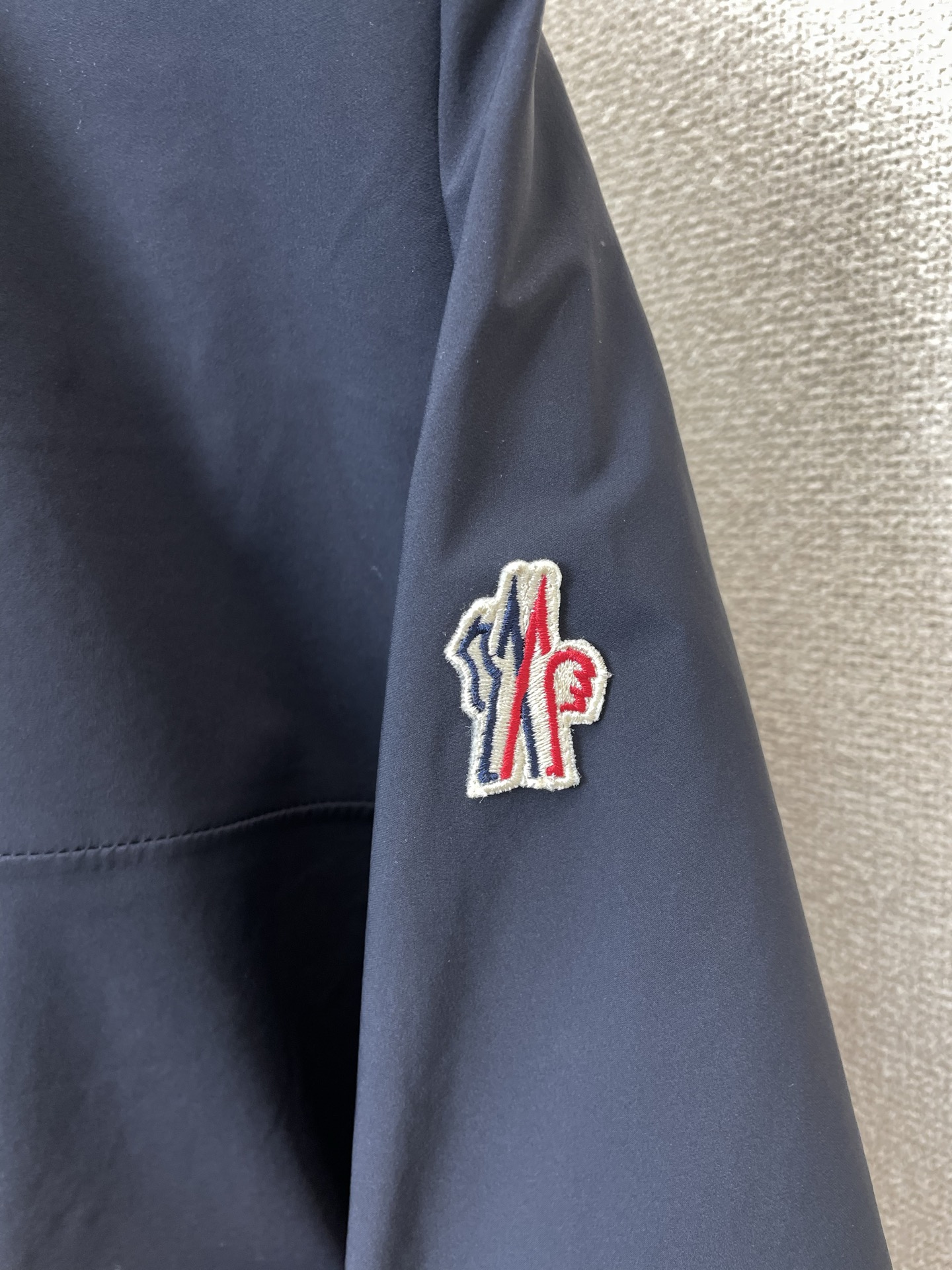 。Moncler蒙口💥砸锅卖铁都要上的新款最新时尚连帽夹克。经典设计感与颜值爆棚的外套，品质更是无法挑剔