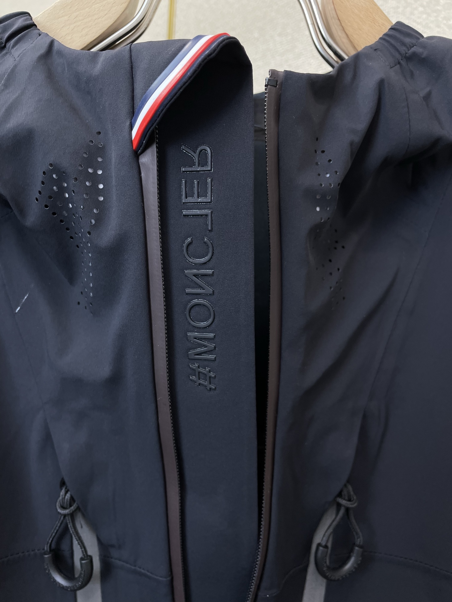 。Moncler蒙口💥砸锅卖铁都要上的新款最新时尚连帽夹克。经典设计感与颜值爆棚的外套，品质更是无法挑剔
