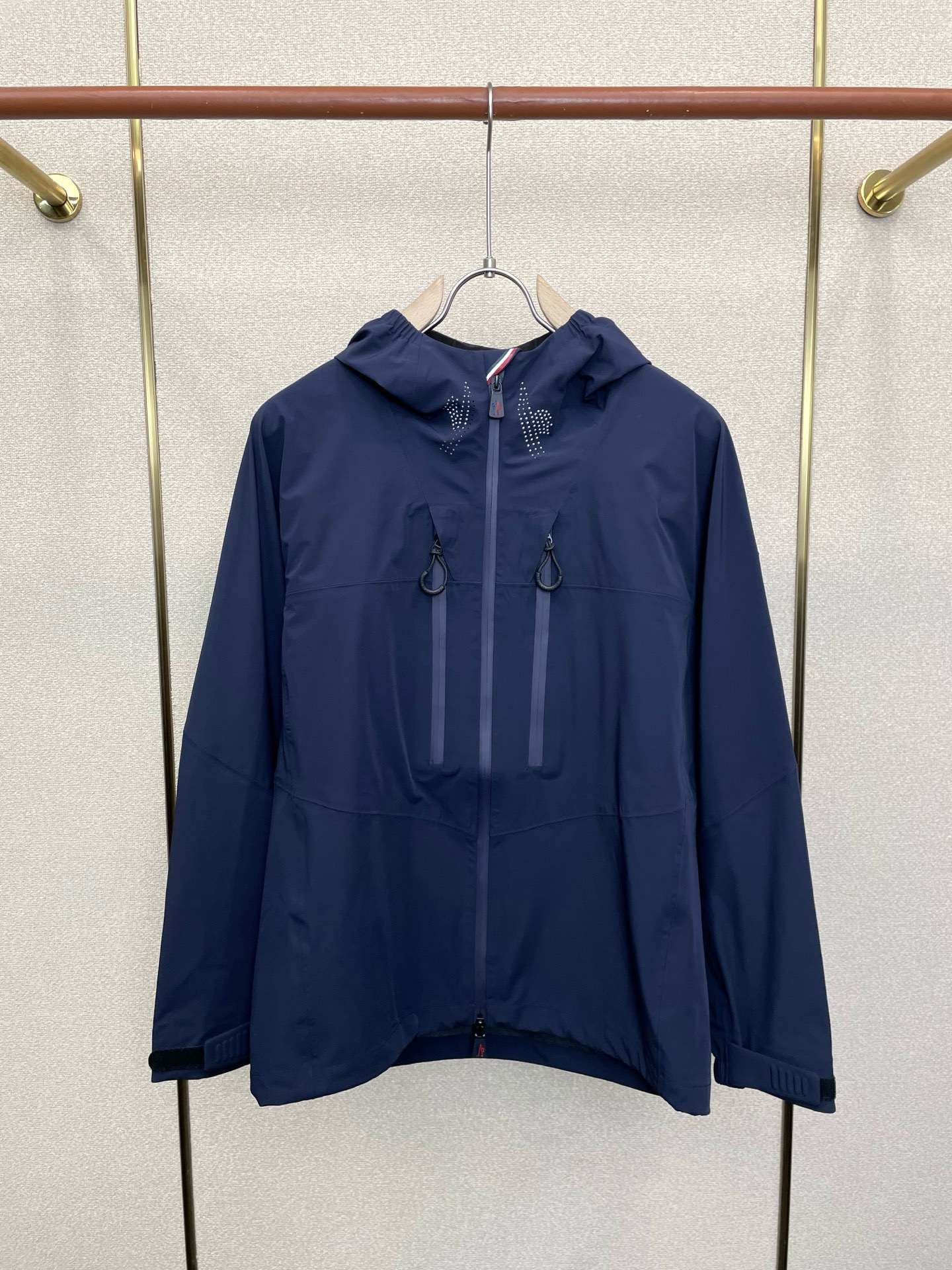 。Moncler蒙口💥砸锅卖铁都要上的新款最新时尚连帽夹克。经典设计感与颜值爆棚的外套，品质更是无法挑剔