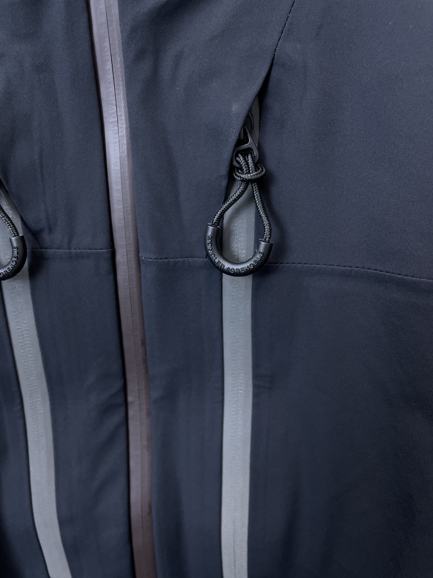 。Moncler蒙口💥砸锅卖铁都要上的新款最新时尚连帽夹克。经典设计感与颜值爆棚的外套，品质更是无法挑剔