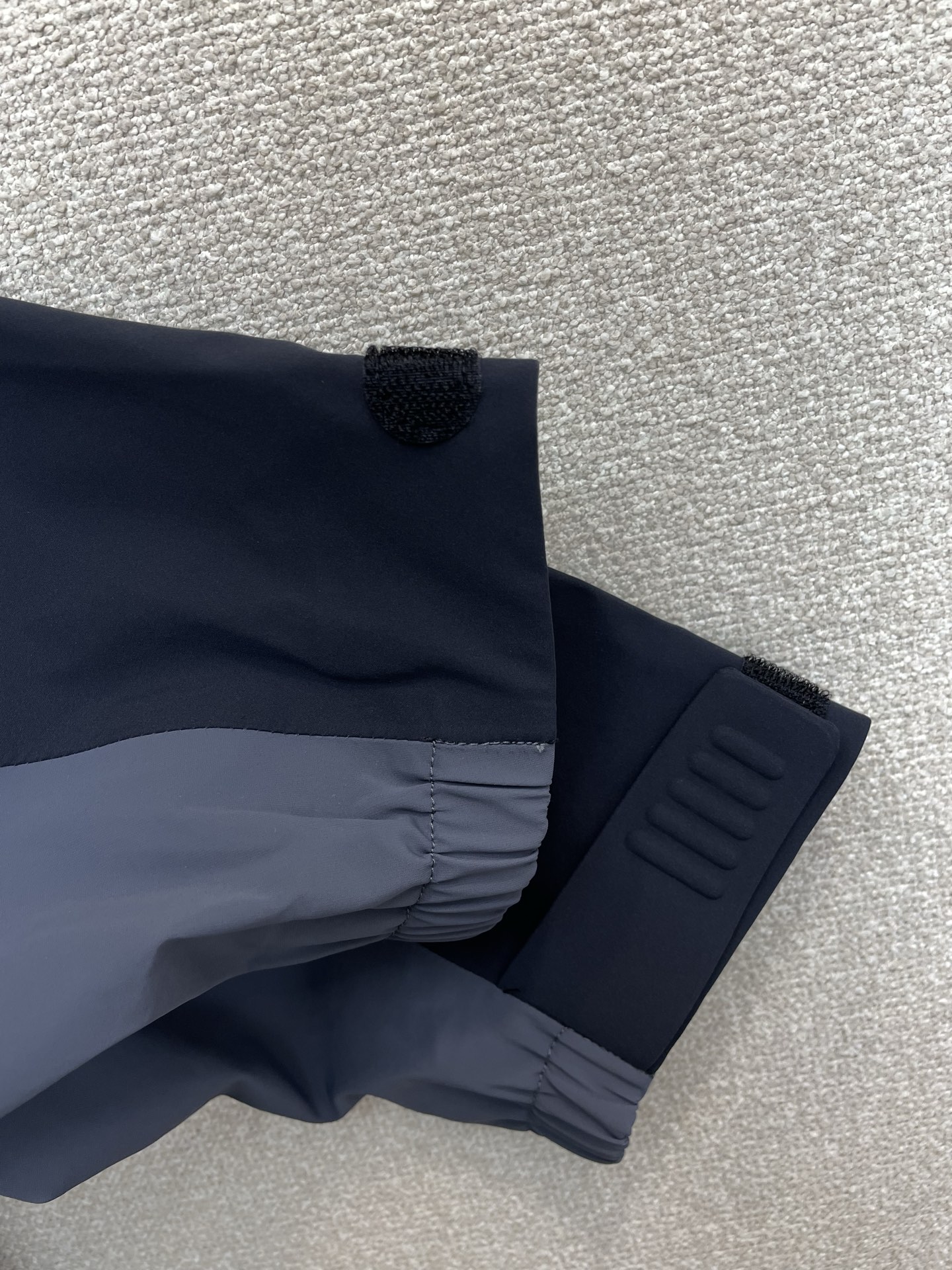 。Moncler蒙口💥砸锅卖铁都要上的新款最新时尚连帽夹克。经典设计感与颜值爆棚的外套，品质更是无法挑剔