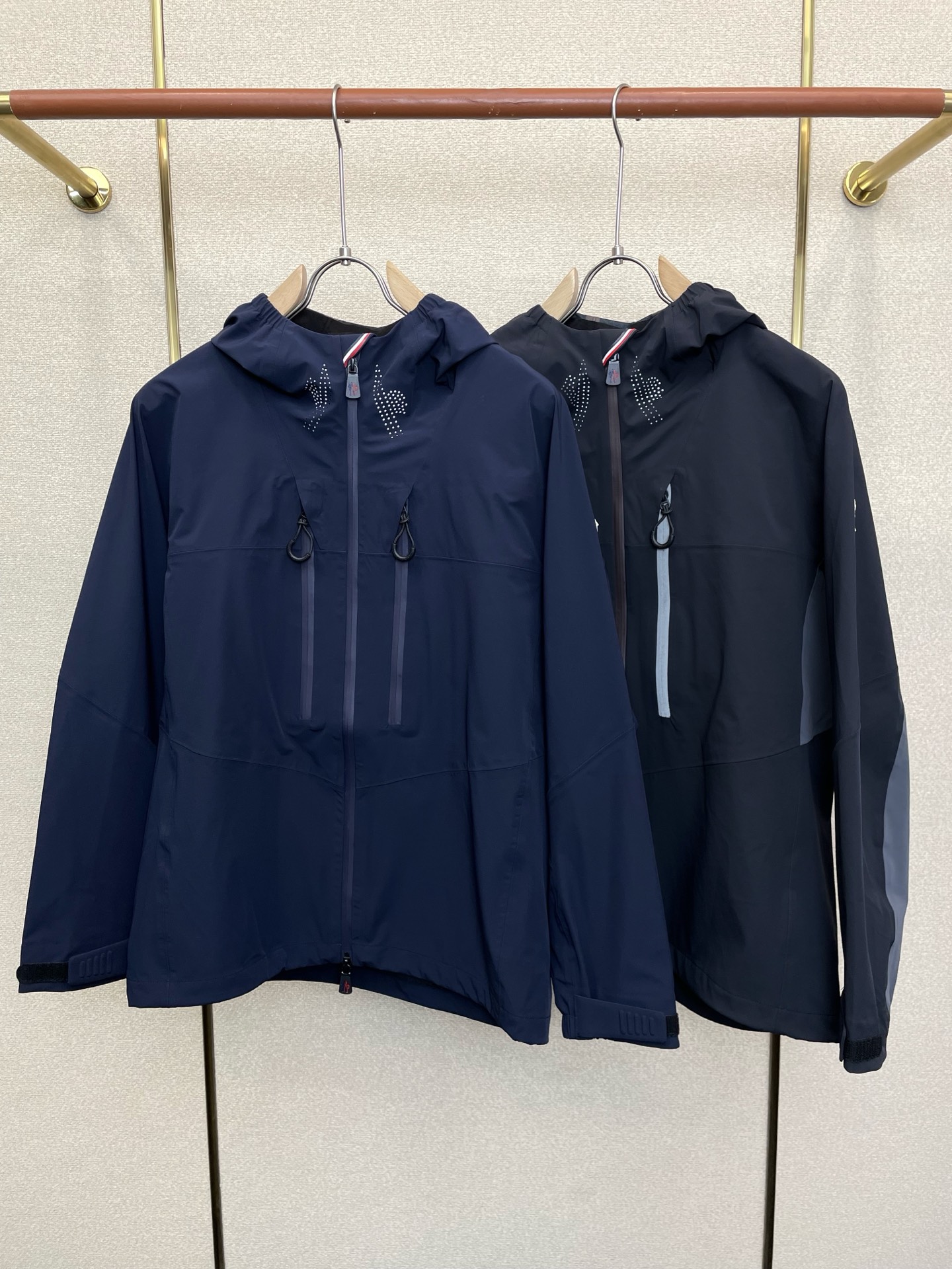 。Moncler蒙口💥砸锅卖铁都要上的新款最新时尚连帽夹克。经典设计感与颜值爆棚的外套，品质更是无法挑剔
