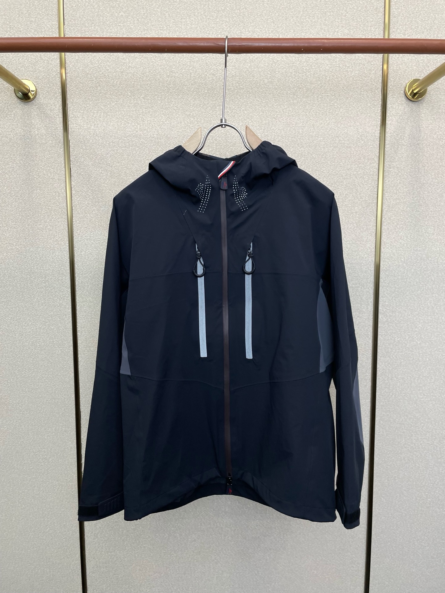 。Moncler蒙口💥砸锅卖铁都要上的新款最新时尚连帽夹克。经典设计感与颜值爆棚的外套，品质更是无法挑剔