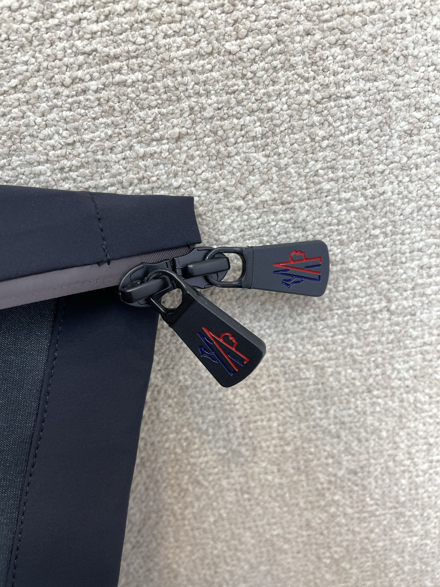 。Moncler蒙口💥砸锅卖铁都要上的新款最新时尚连帽夹克。经典设计感与颜值爆棚的外套，品质更是无法挑剔