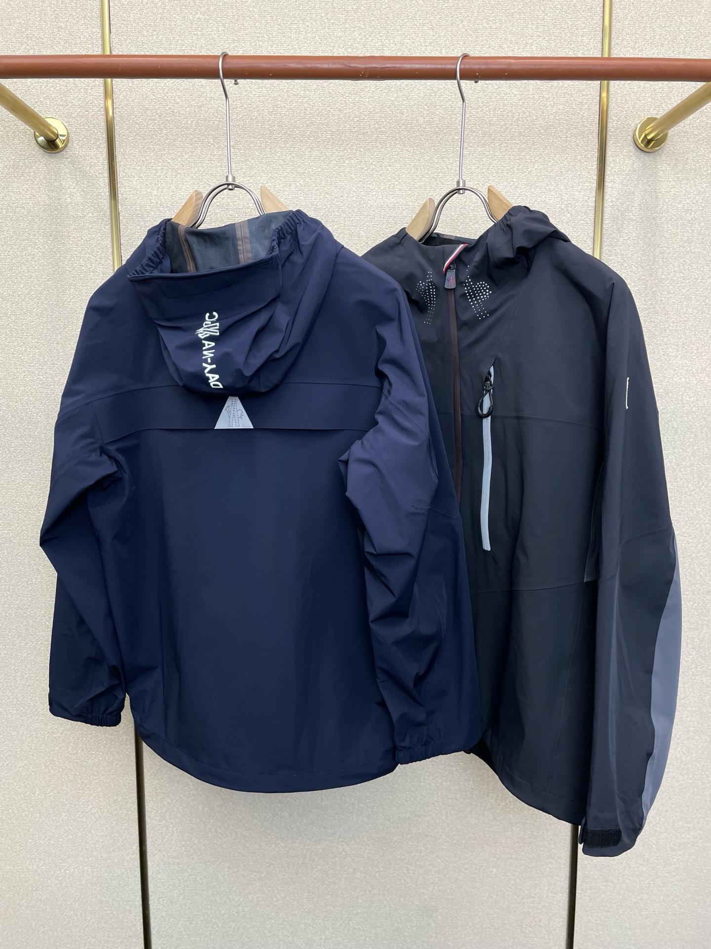 。Moncler蒙口💥砸锅卖铁都要上的新款最新时尚连帽夹克。经典设计感与颜值爆棚的外套，品质更是无法挑剔