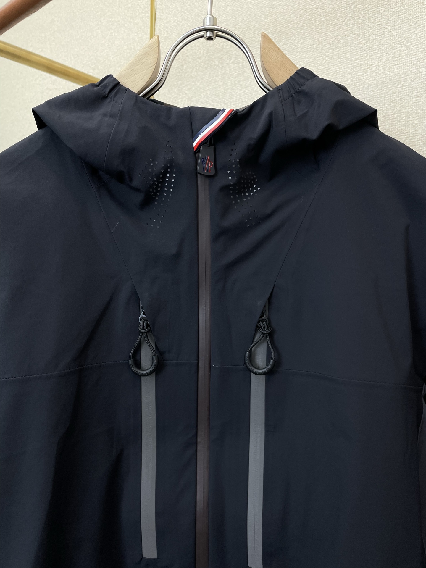 。Moncler蒙口💥砸锅卖铁都要上的新款最新时尚连帽夹克。经典设计感与颜值爆棚的外套，品质更是无法挑剔