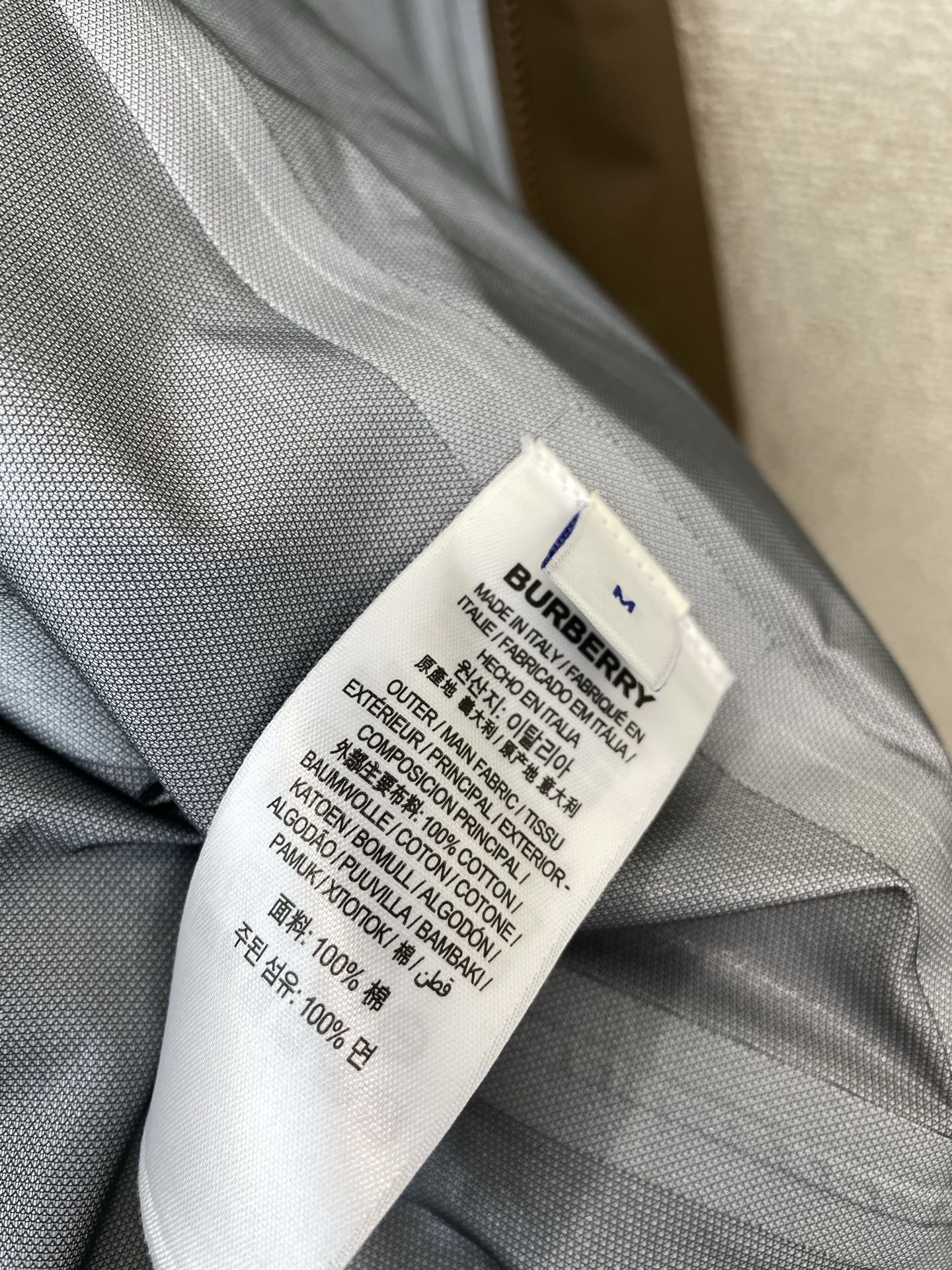 。Burberry巴宝莉💥砸锅卖铁都要上的新款最新时尚连帽夹克。经典设计感与颜值爆棚的外套，品质更是无法