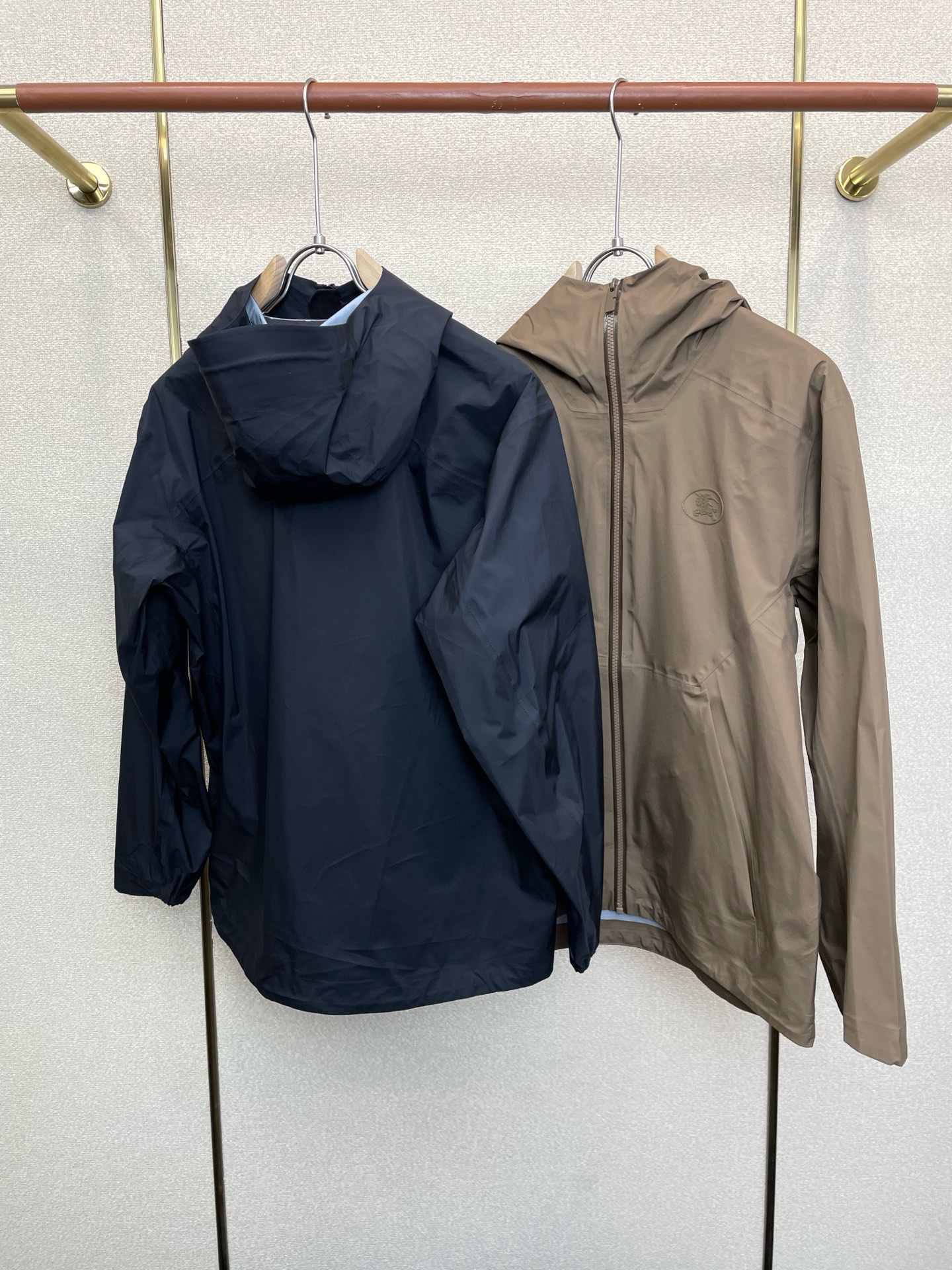 。Burberry巴宝莉💥砸锅卖铁都要上的新款最新时尚连帽夹克。经典设计感与颜值爆棚的外套，品质更是无法