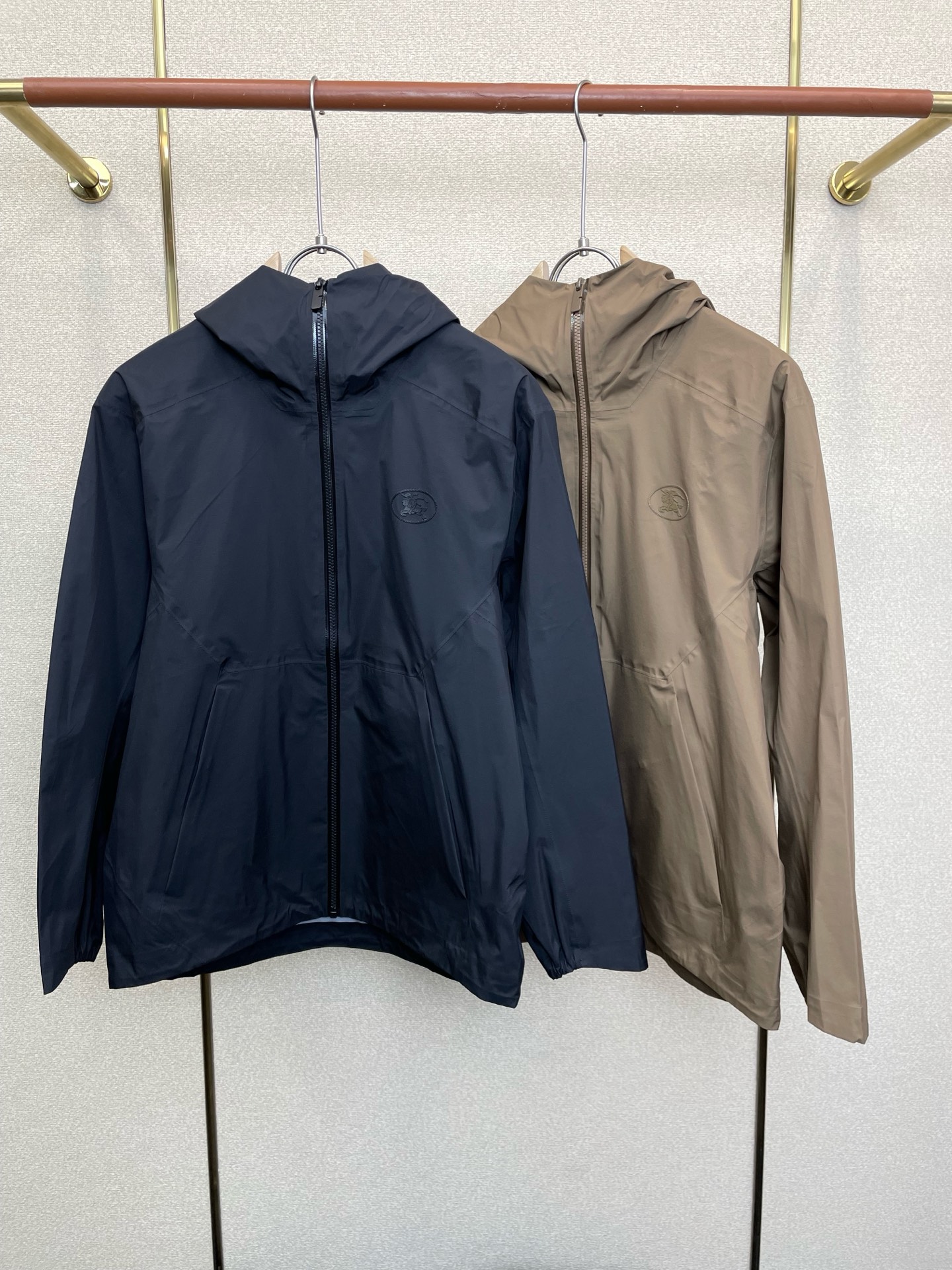 。Burberry巴宝莉💥砸锅卖铁都要上的新款最新时尚连帽夹克。经典设计感与颜值爆棚的外套，品质更是无法