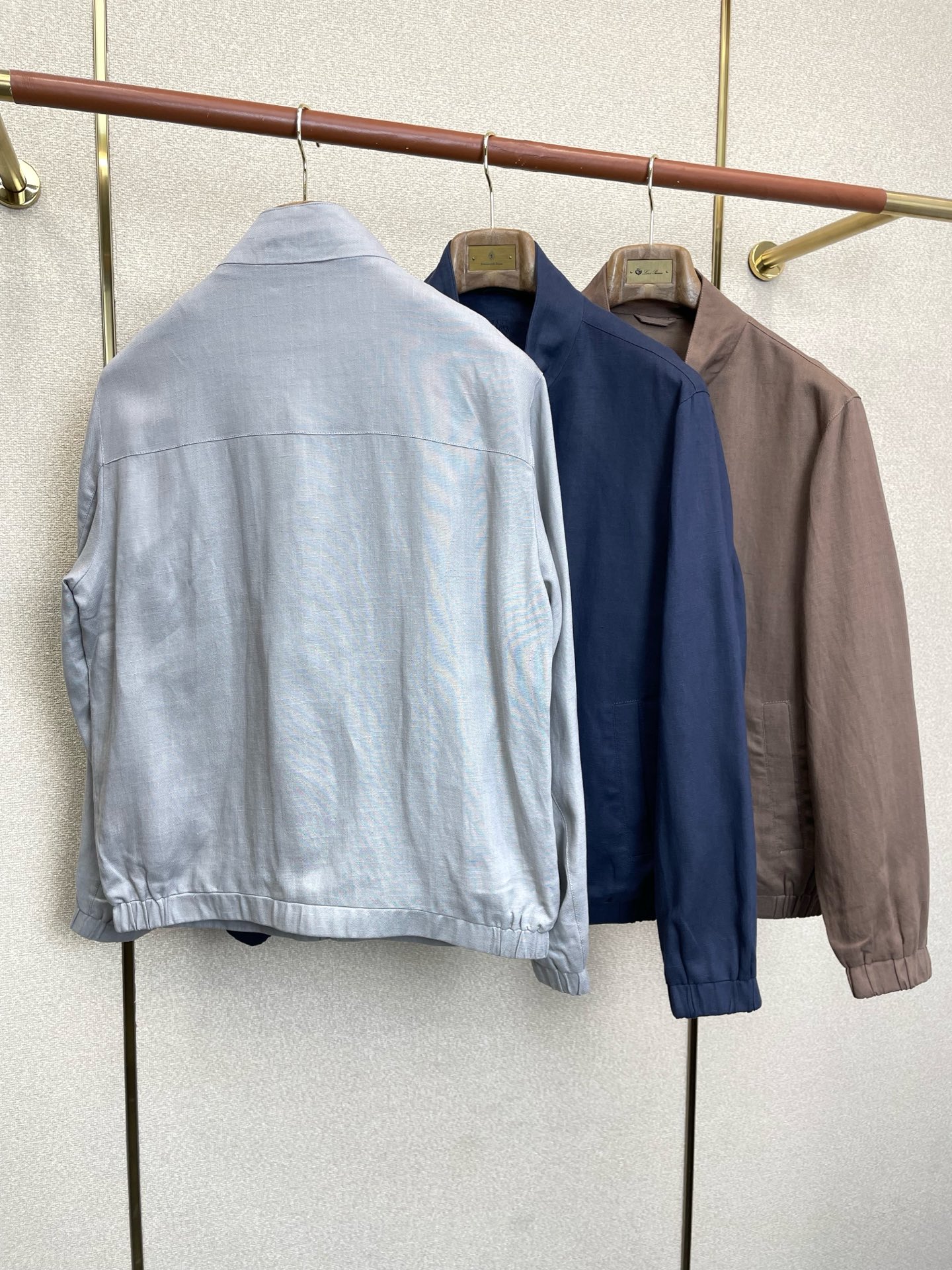。Loro Piana-Loro Piana诺悠翩雅💥砸锅卖铁都要上的新款最新时尚立领亚麻夹克。经典设计