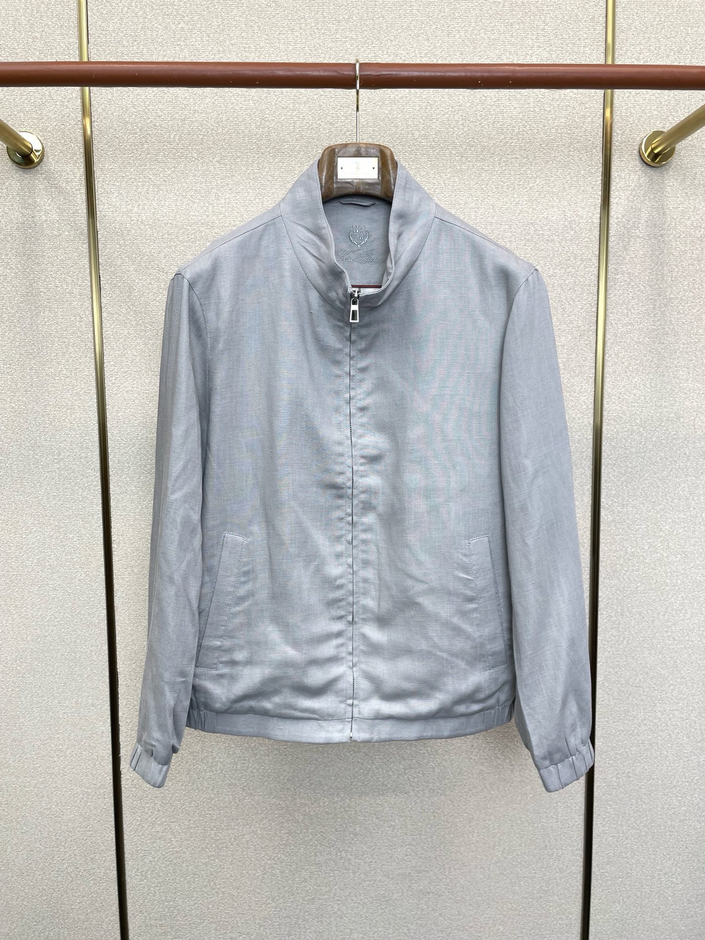 。Loro Piana-Loro Piana诺悠翩雅💥砸锅卖铁都要上的新款最新时尚立领亚麻夹克。经典设计