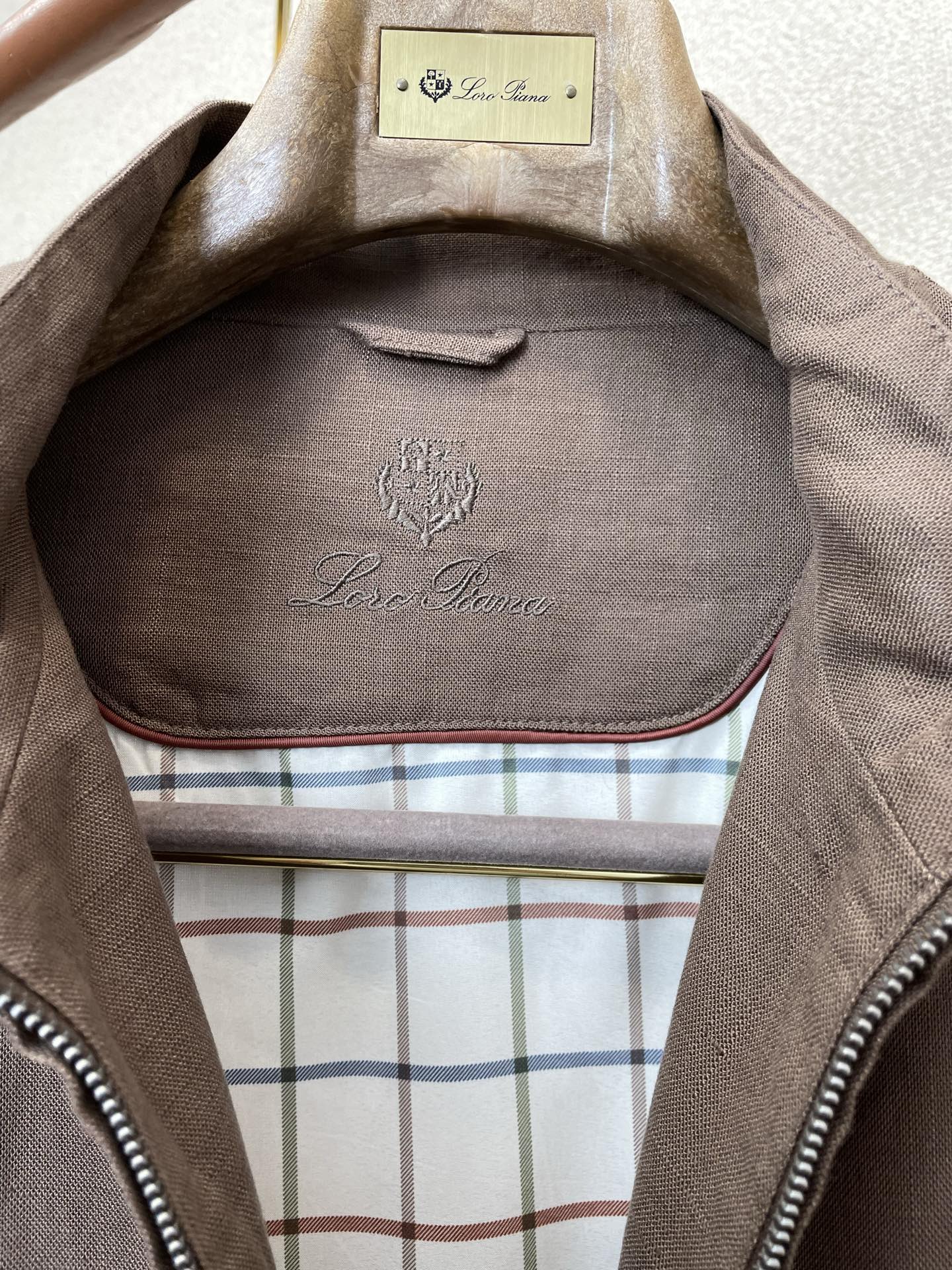 。Loro Piana-Loro Piana诺悠翩雅💥砸锅卖铁都要上的新款最新时尚立领亚麻夹克。经典设计
