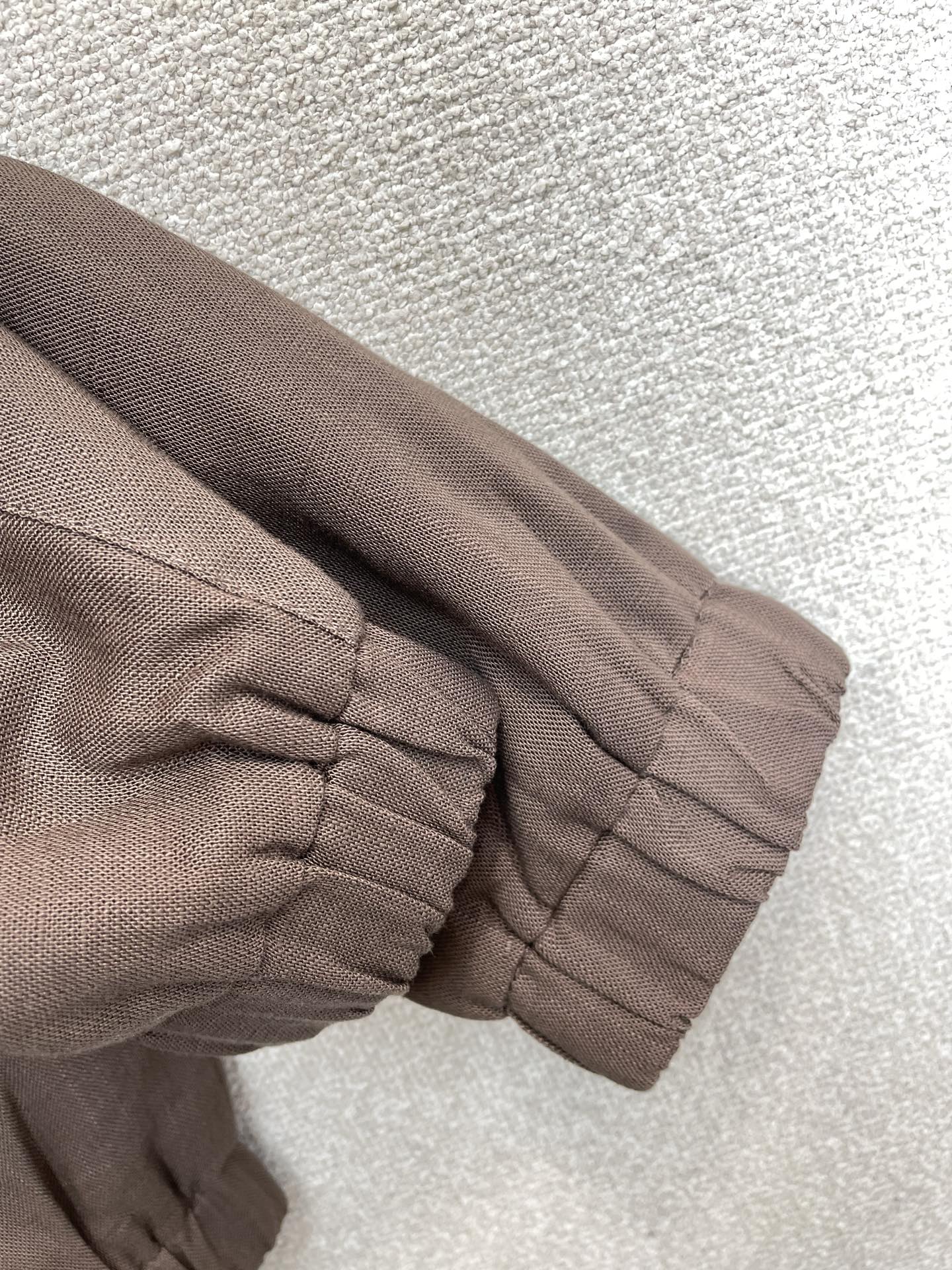 。Loro Piana-Loro Piana诺悠翩雅💥砸锅卖铁都要上的新款最新时尚立领亚麻夹克。经典设计