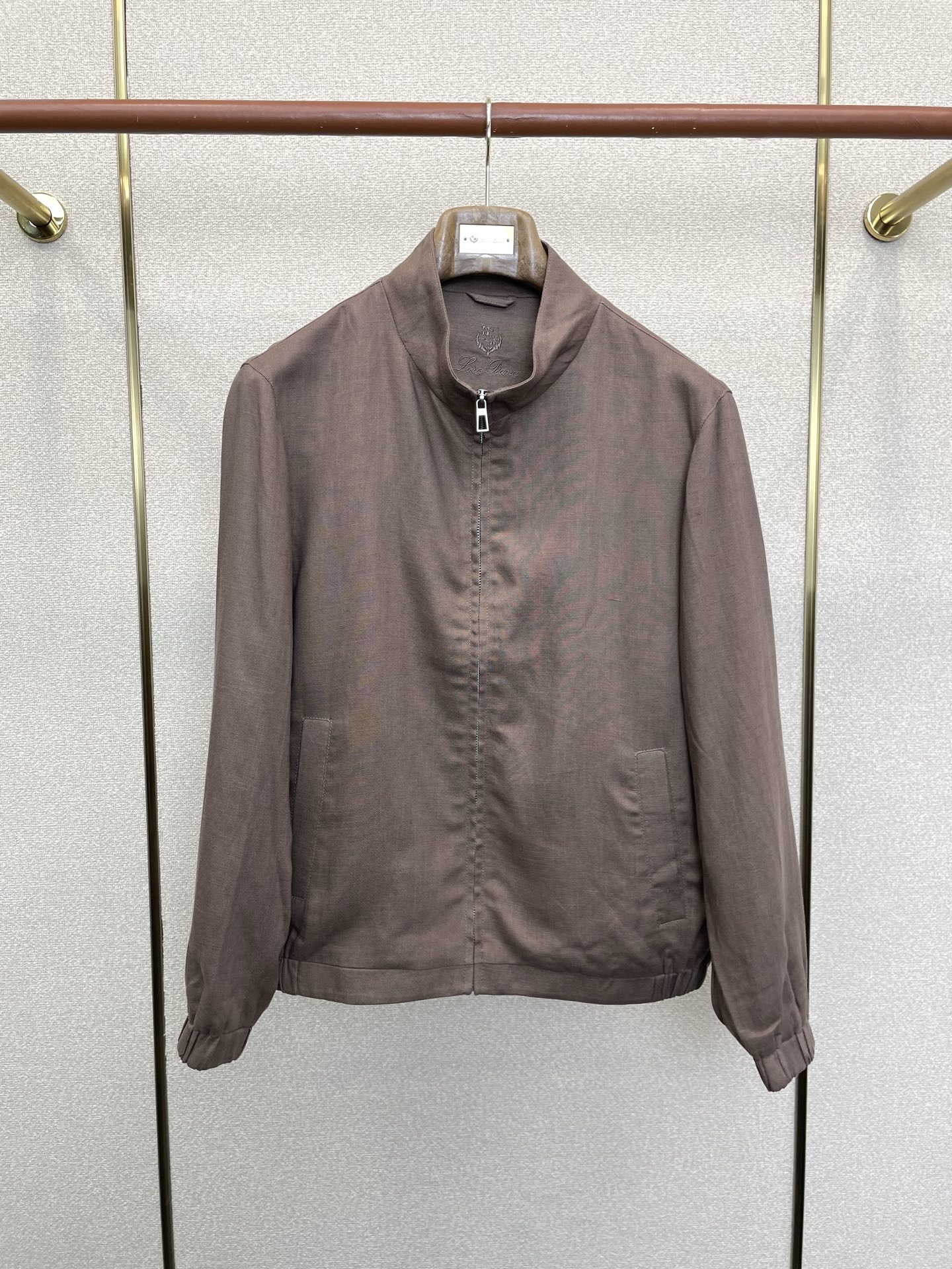 。Loro Piana-Loro Piana诺悠翩雅💥砸锅卖铁都要上的新款最新时尚立领亚麻夹克。经典设计