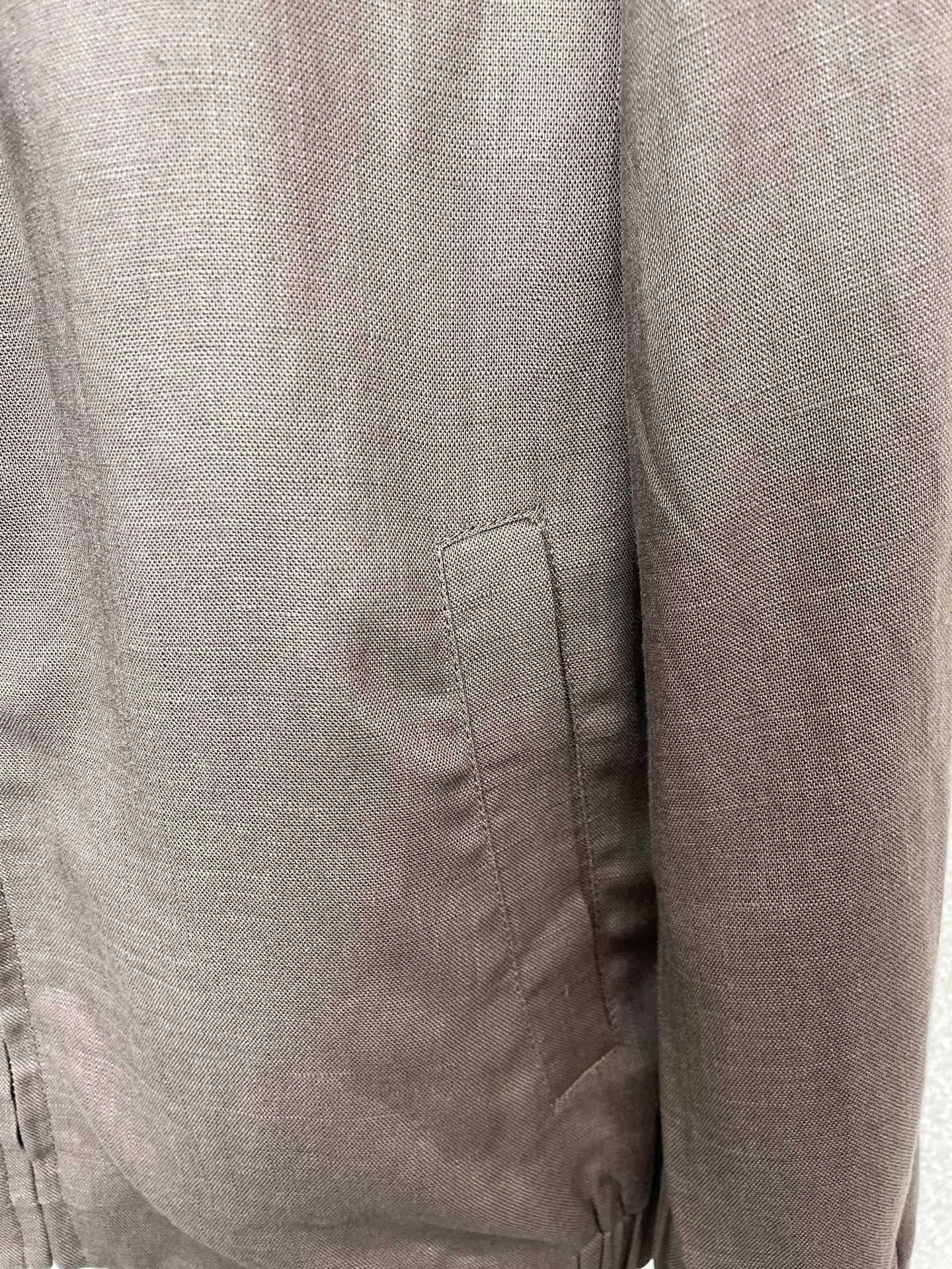 。Loro Piana-Loro Piana诺悠翩雅💥砸锅卖铁都要上的新款最新时尚立领亚麻夹克。经典设计