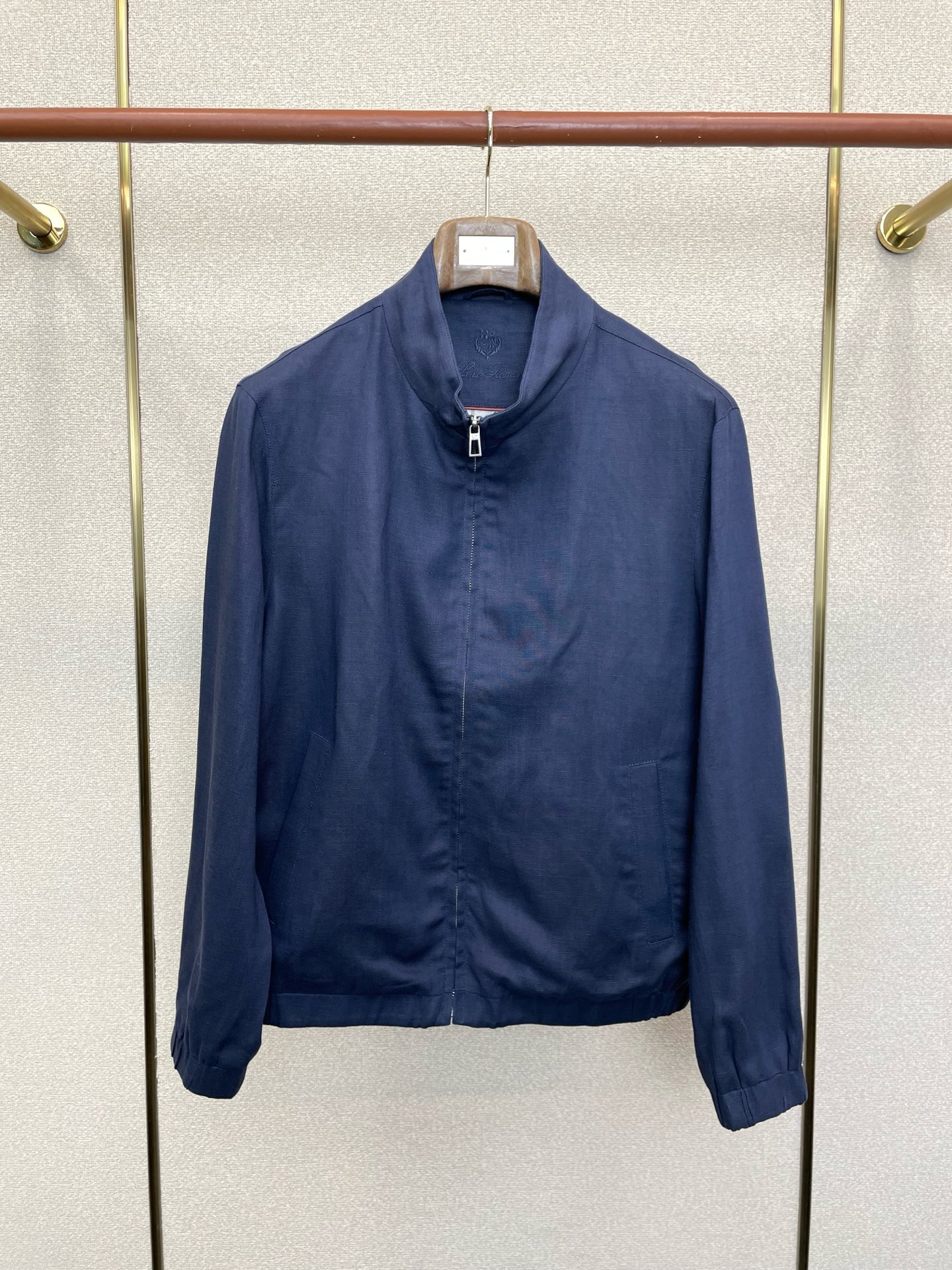 。Loro Piana-Loro Piana诺悠翩雅💥砸锅卖铁都要上的新款最新时尚立领亚麻夹克。经典设计