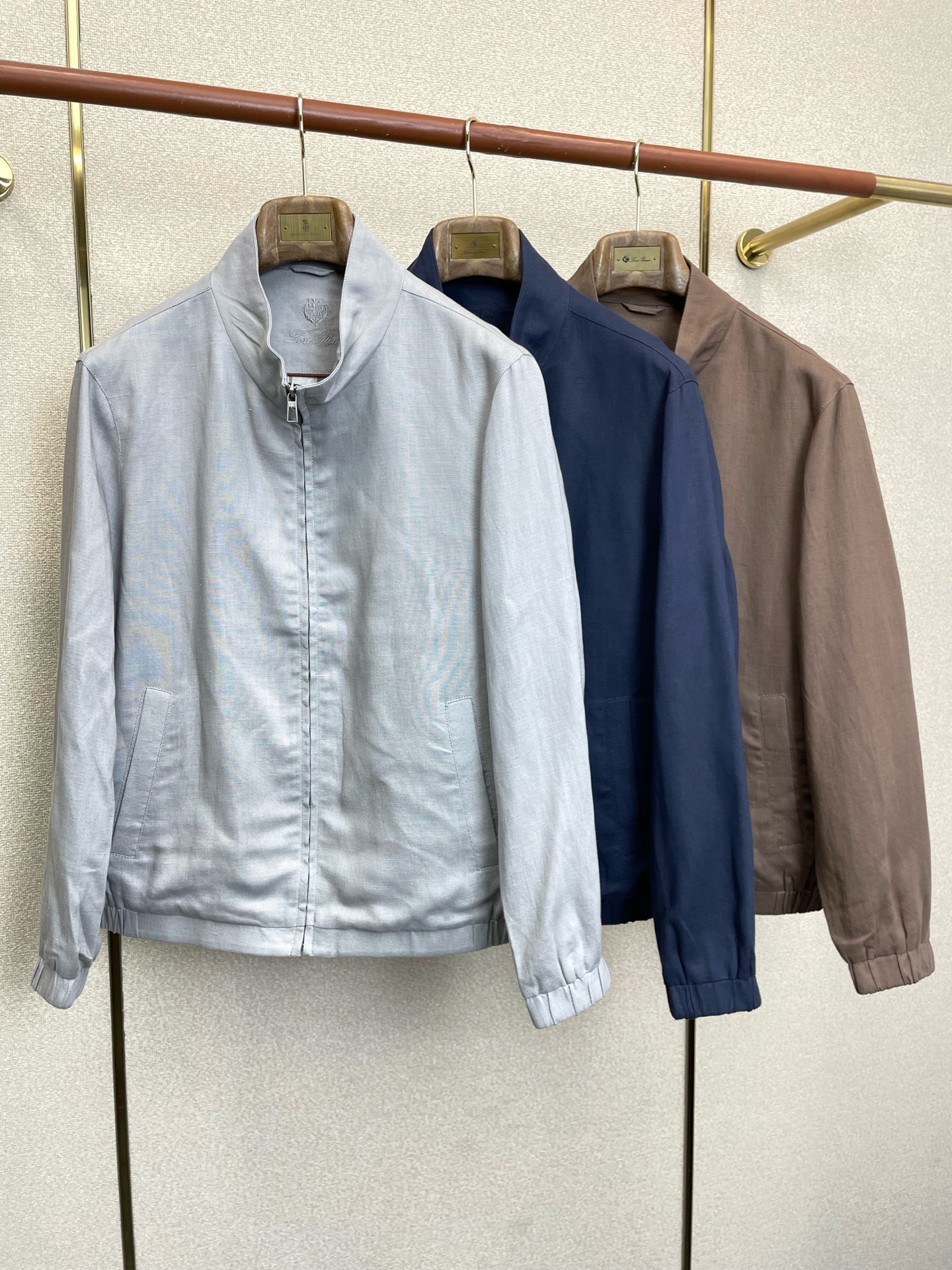 。Loro Piana-Loro Piana诺悠翩雅💥砸锅卖铁都要上的新款最新时尚立领亚麻夹克。经典设计