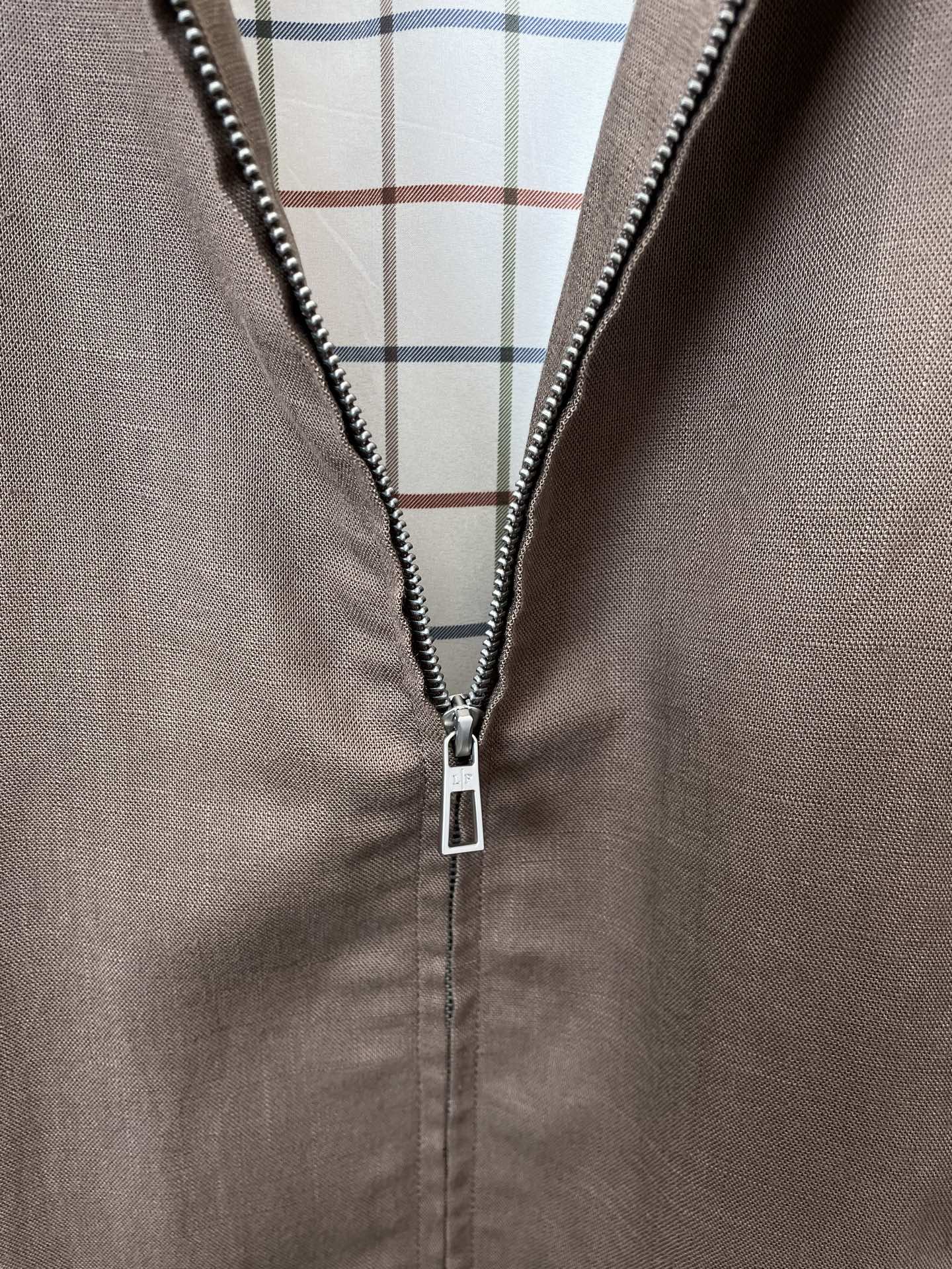 。Loro Piana-Loro Piana诺悠翩雅💥砸锅卖铁都要上的新款最新时尚立领亚麻夹克。经典设计