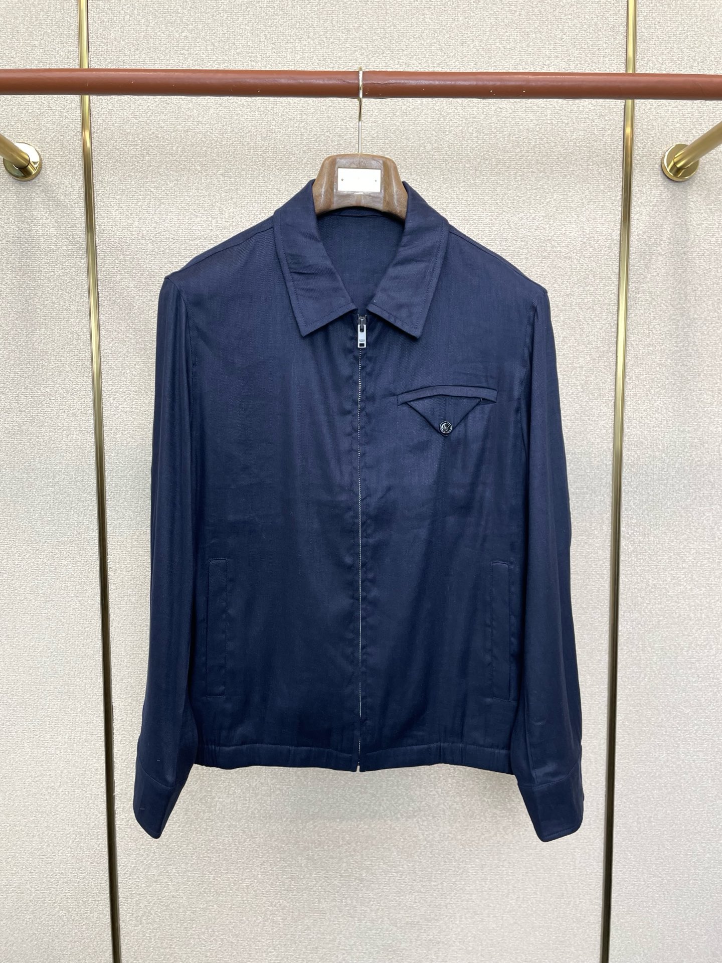 。Bottega Veneta葆蝶家💥砸锅卖铁都要上的新款最新时尚亚麻夹克。经典设计感与颜值爆棚的外套，