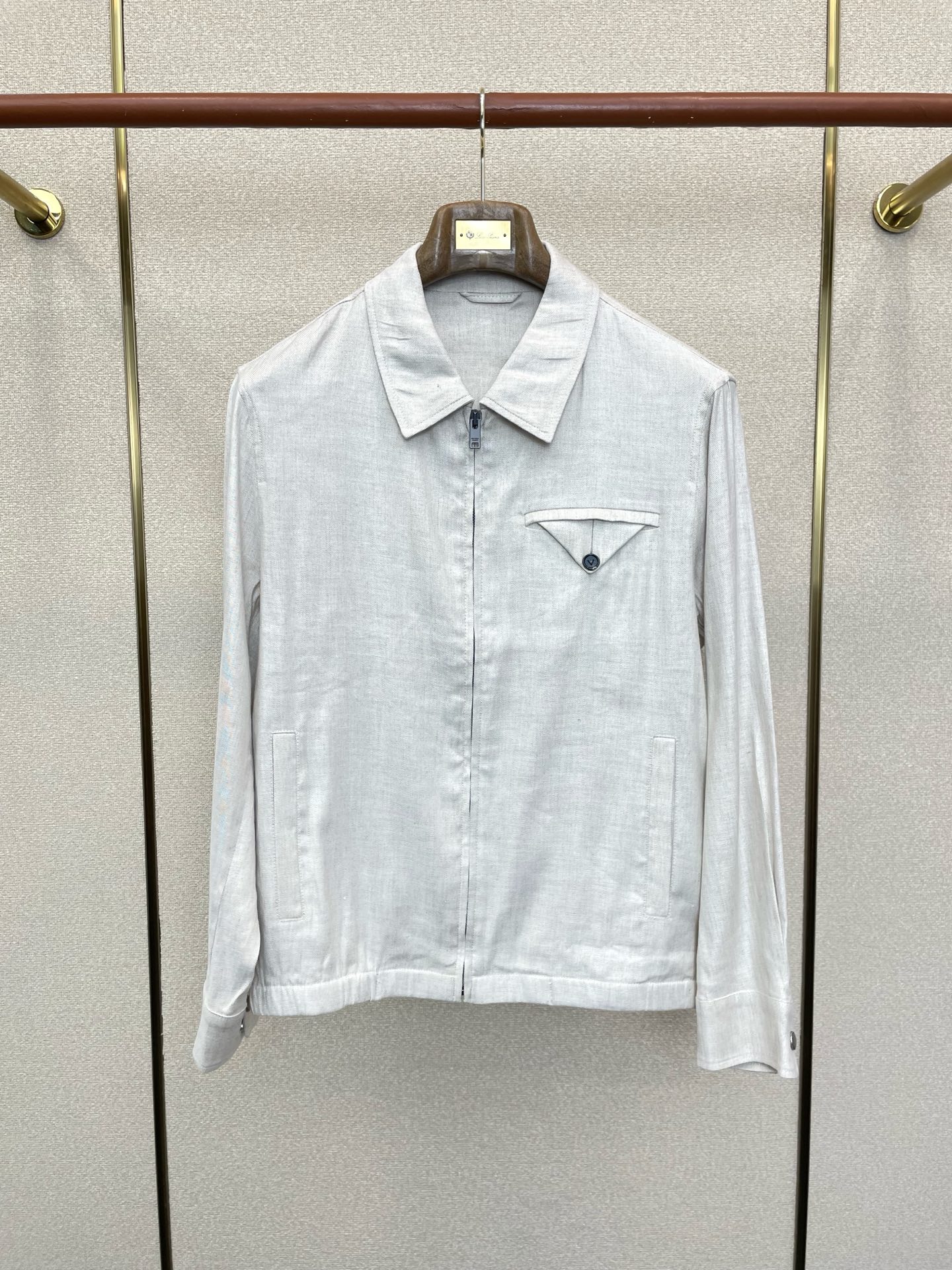 。Bottega Veneta葆蝶家💥砸锅卖铁都要上的新款最新时尚亚麻夹克。经典设计感与颜值爆棚的外套，