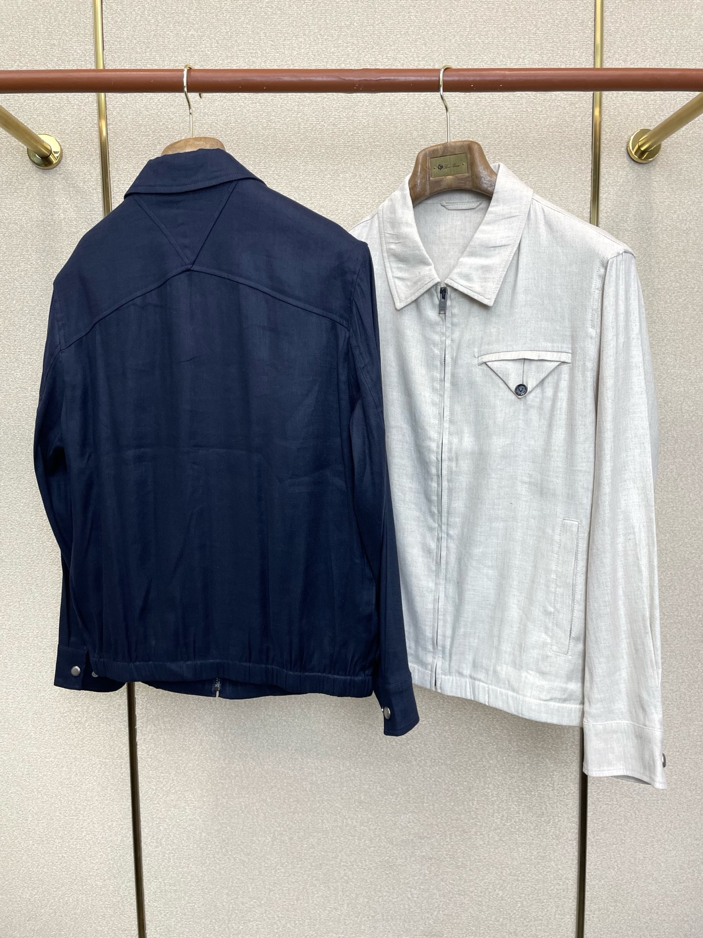 。Bottega Veneta葆蝶家💥砸锅卖铁都要上的新款最新时尚亚麻夹克。经典设计感与颜值爆棚的外套，