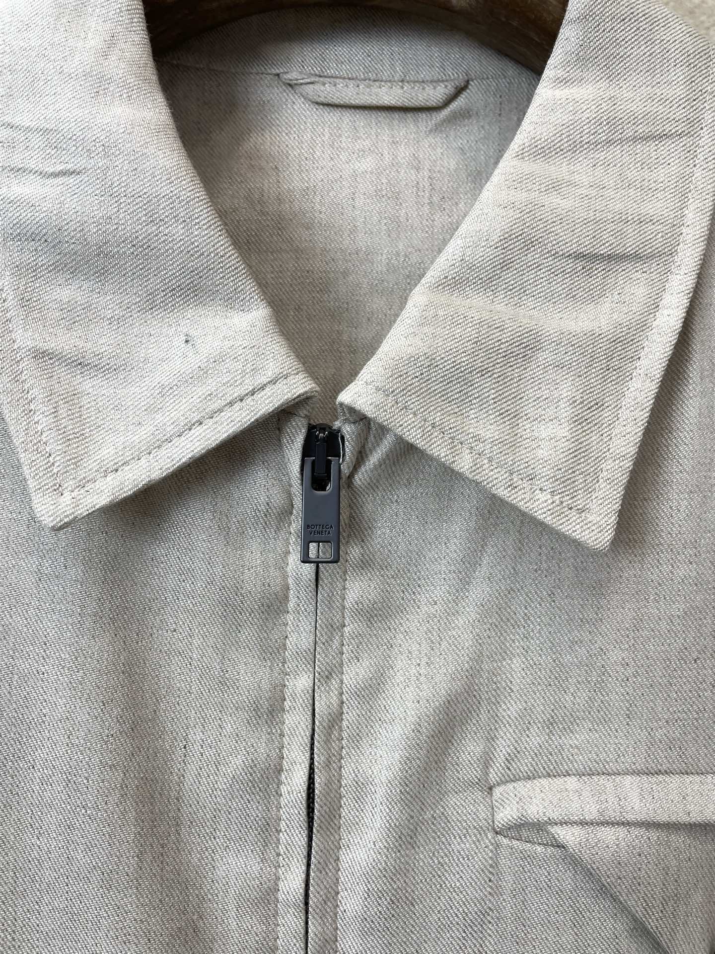 。Bottega Veneta葆蝶家💥砸锅卖铁都要上的新款最新时尚亚麻夹克。经典设计感与颜值爆棚的外套，