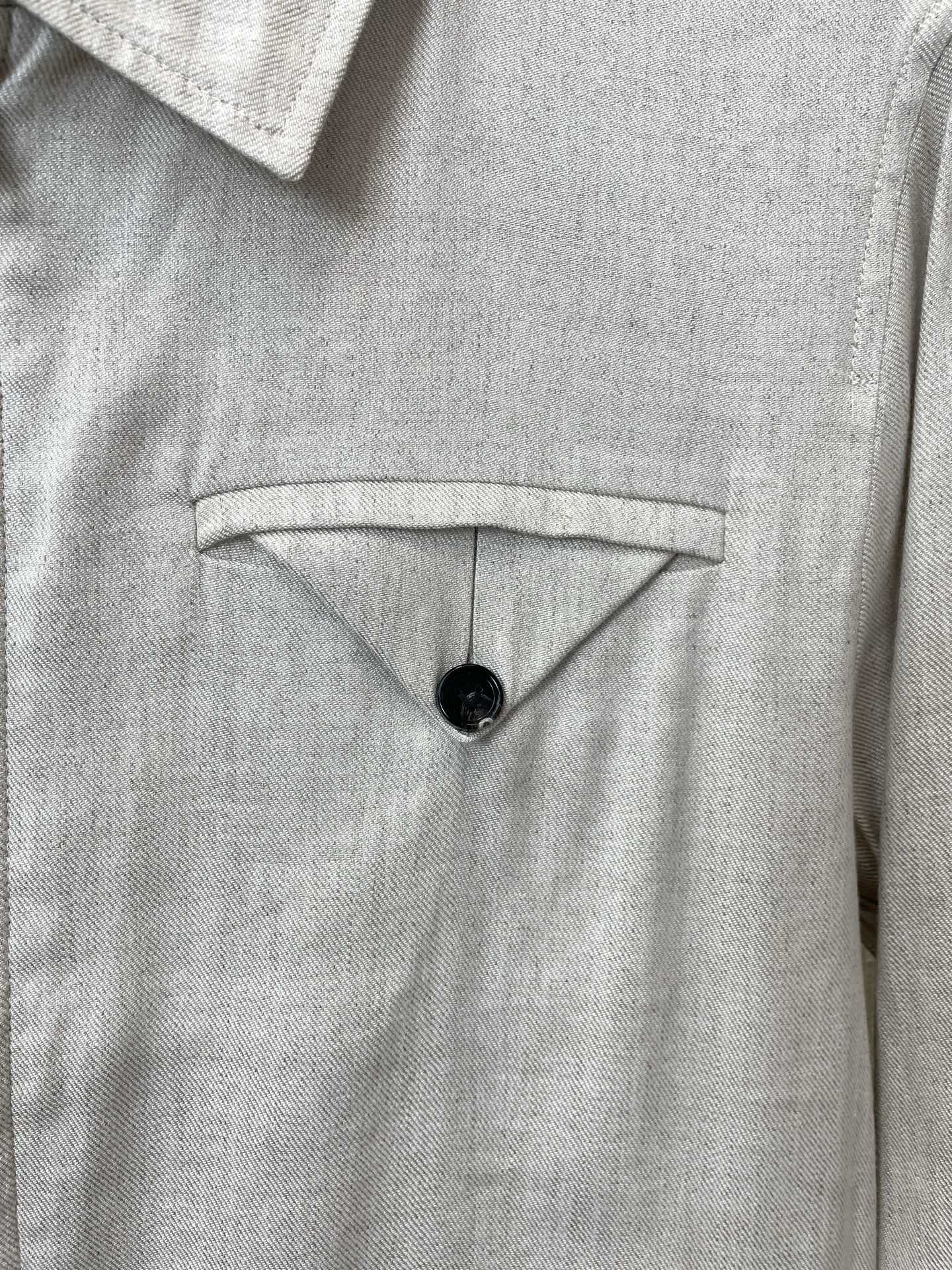 。Bottega Veneta葆蝶家💥砸锅卖铁都要上的新款最新时尚亚麻夹克。经典设计感与颜值爆棚的外套，