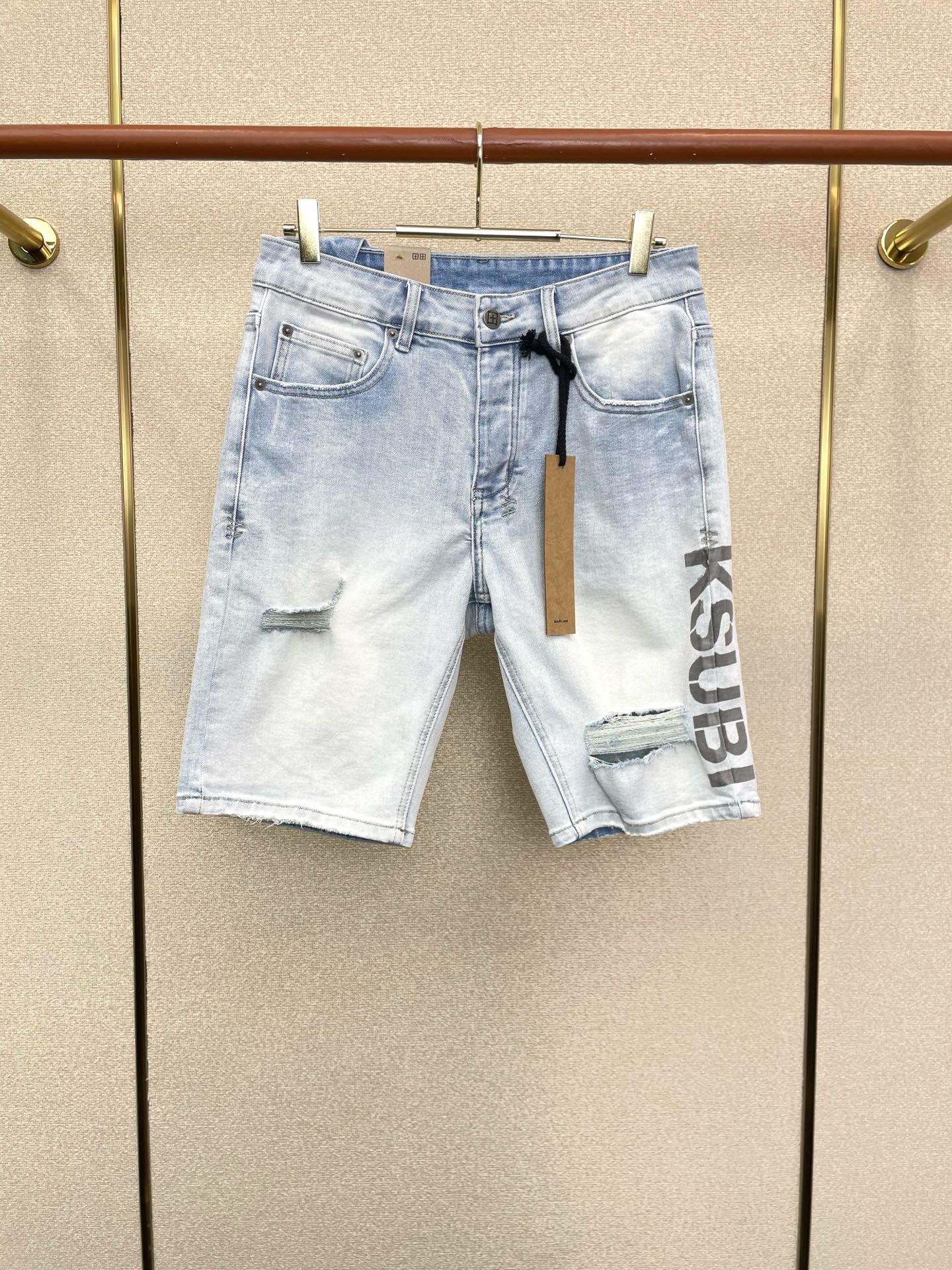 。KSUBI💥砸锅卖铁都要上的新款新款 牛仔短裤🩳高端版本！专柜定制面料  透气舒适度高，细节无可挑剔，