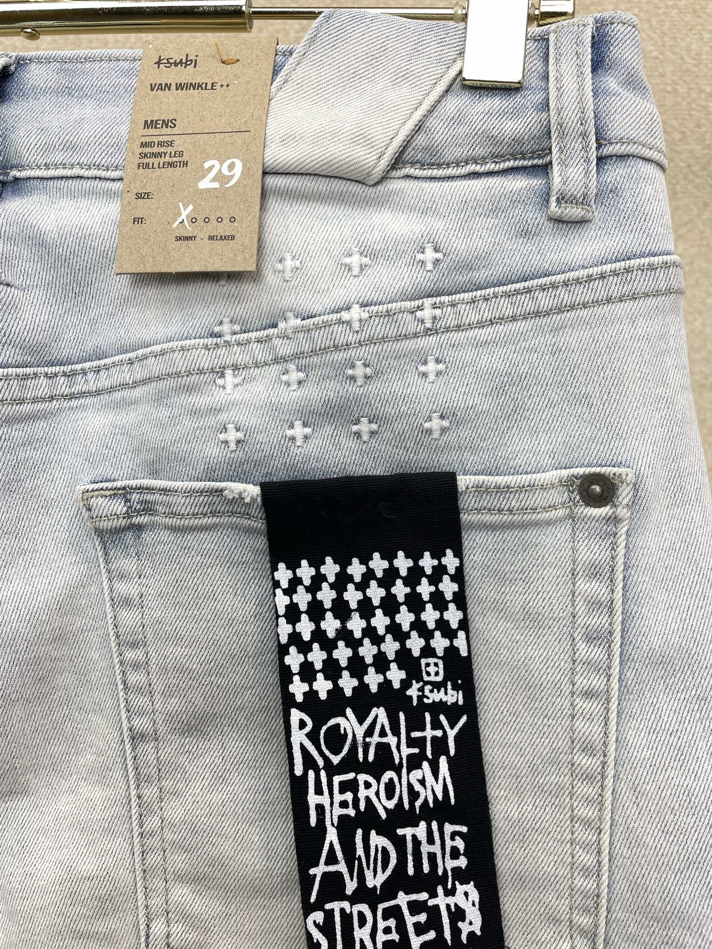 。KSUBI💥砸锅卖铁都要上的新款新款 牛仔短裤🩳高端版本！专柜定制面料  透气舒适度高，细节无可挑剔，