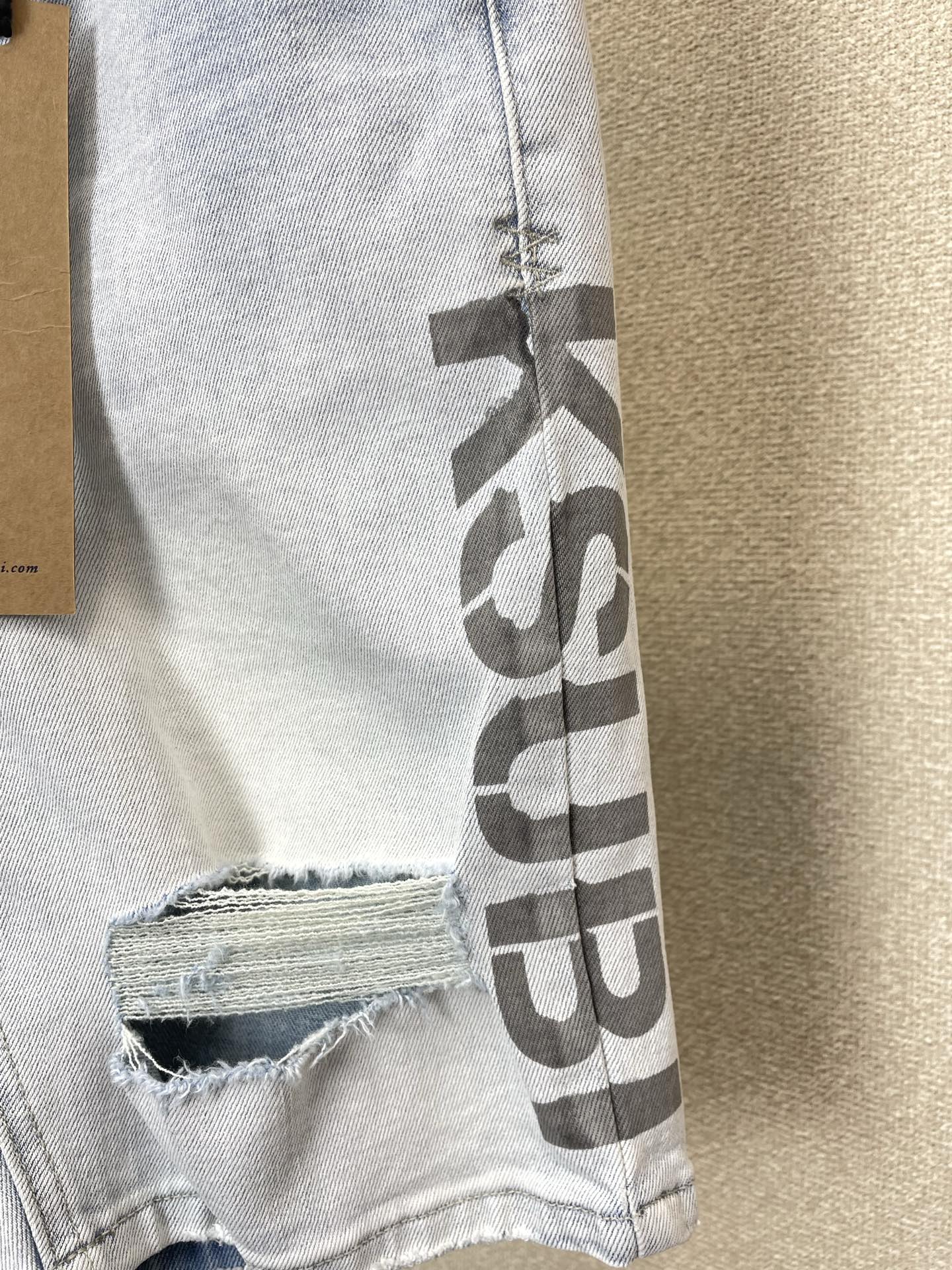 。KSUBI💥砸锅卖铁都要上的新款新款 牛仔短裤🩳高端版本！专柜定制面料  透气舒适度高，细节无可挑剔，