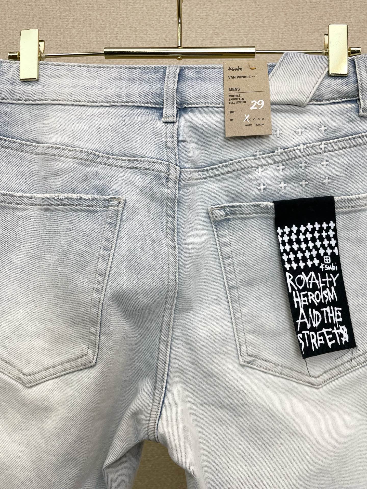 。KSUBI💥砸锅卖铁都要上的新款新款 牛仔短裤🩳高端版本！专柜定制面料  透气舒适度高，细节无可挑剔，