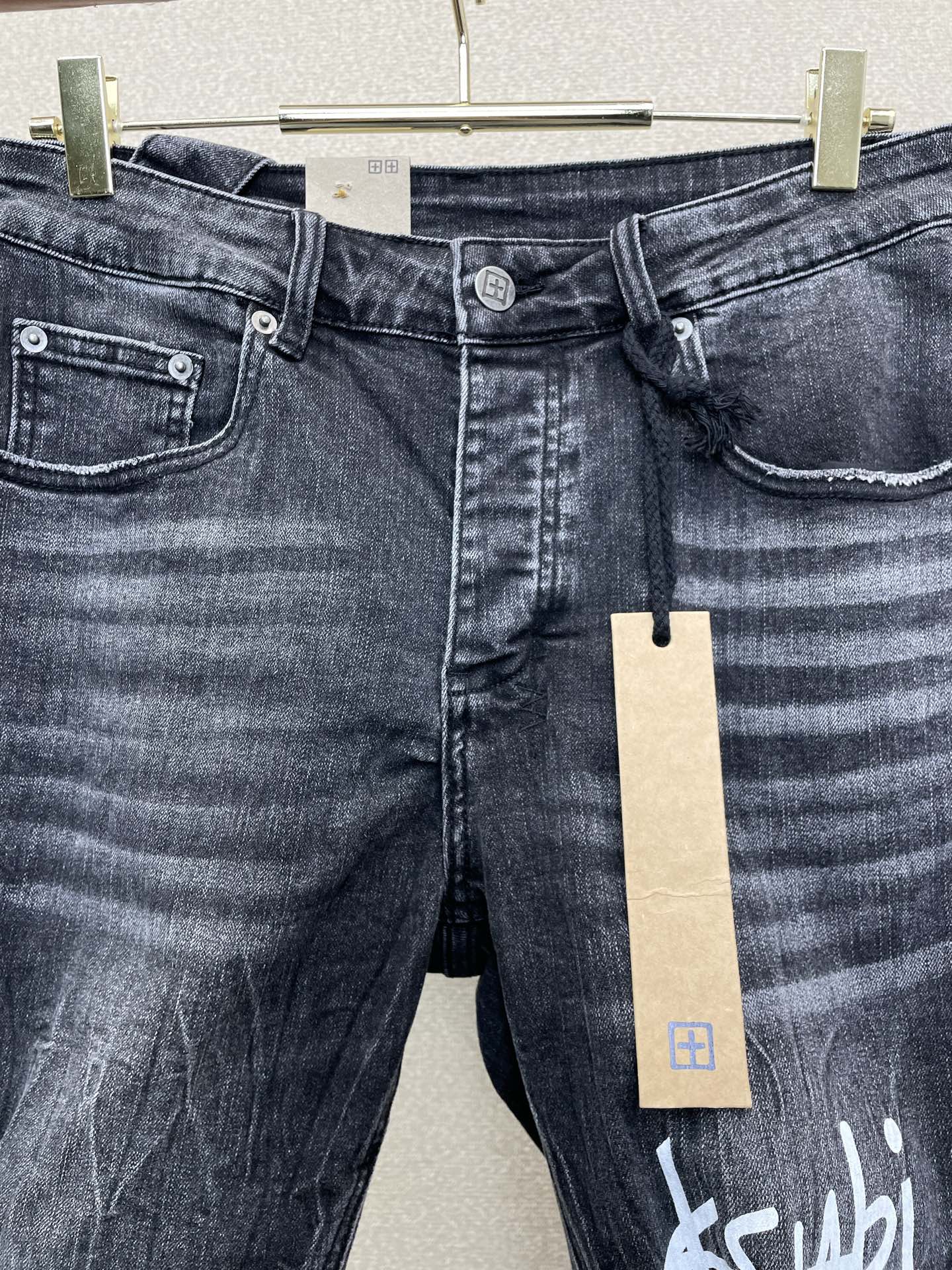 。KSUBI💥砸锅卖铁都要上的新款新款 牛仔短裤🩳高端版本！专柜定制面料  透气舒适度高，细节无可挑剔，