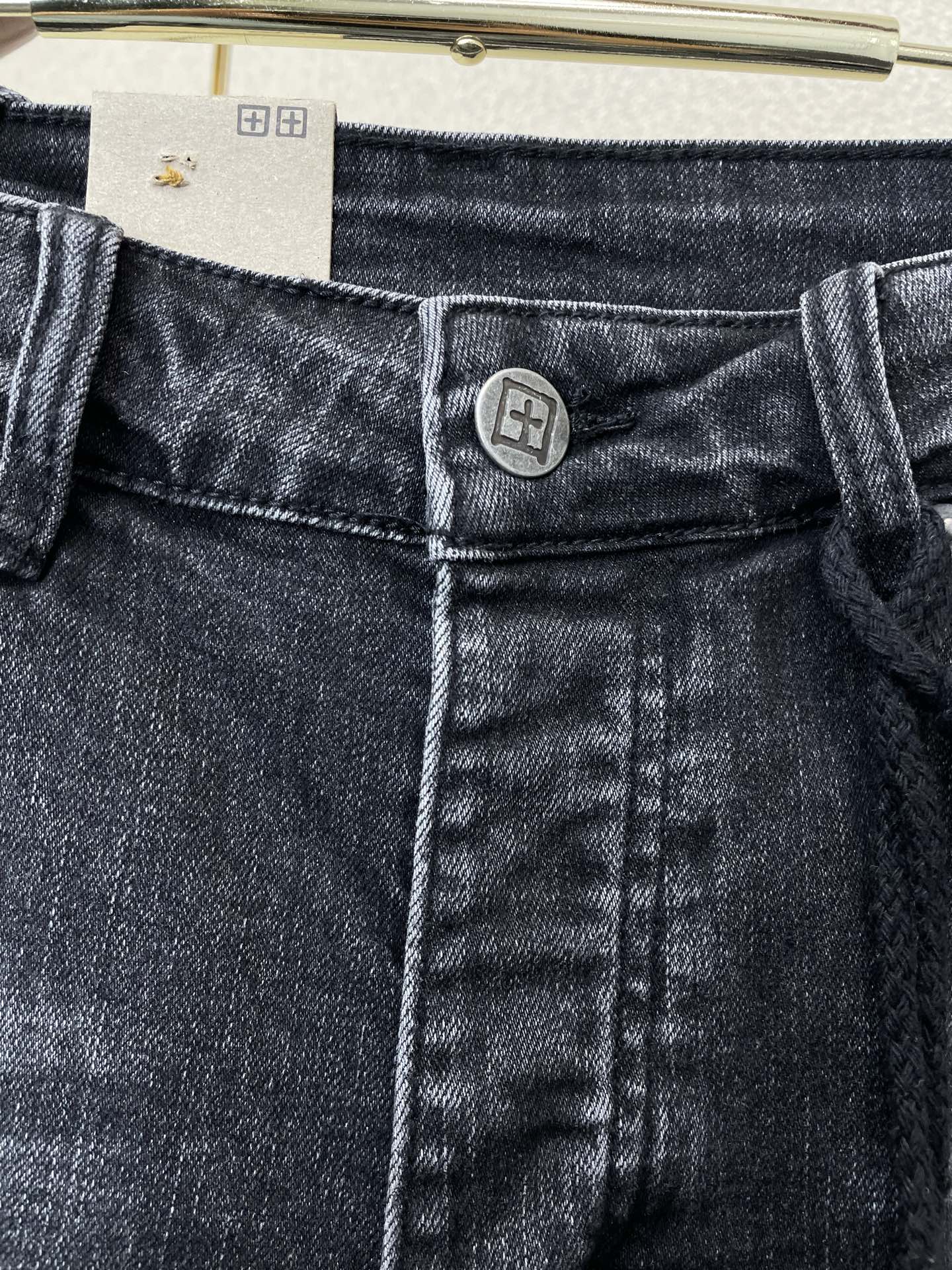 。KSUBI💥砸锅卖铁都要上的新款新款 牛仔短裤🩳高端版本！专柜定制面料  透气舒适度高，细节无可挑剔，