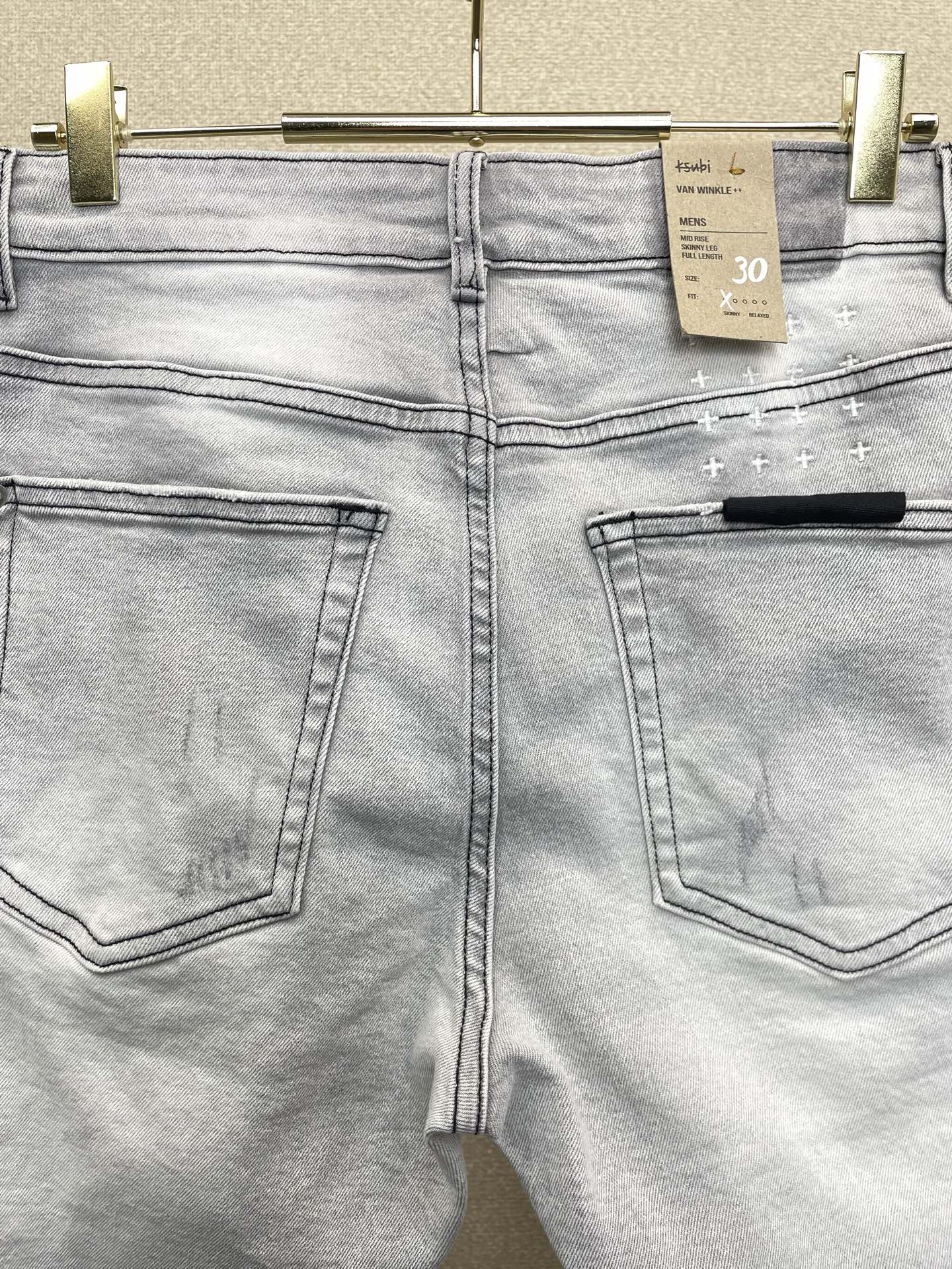 。KSUBI💥砸锅卖铁都要上的新款新款 牛仔短裤🩳高端版本！专柜定制面料  透气舒适度高，细节无可挑剔，