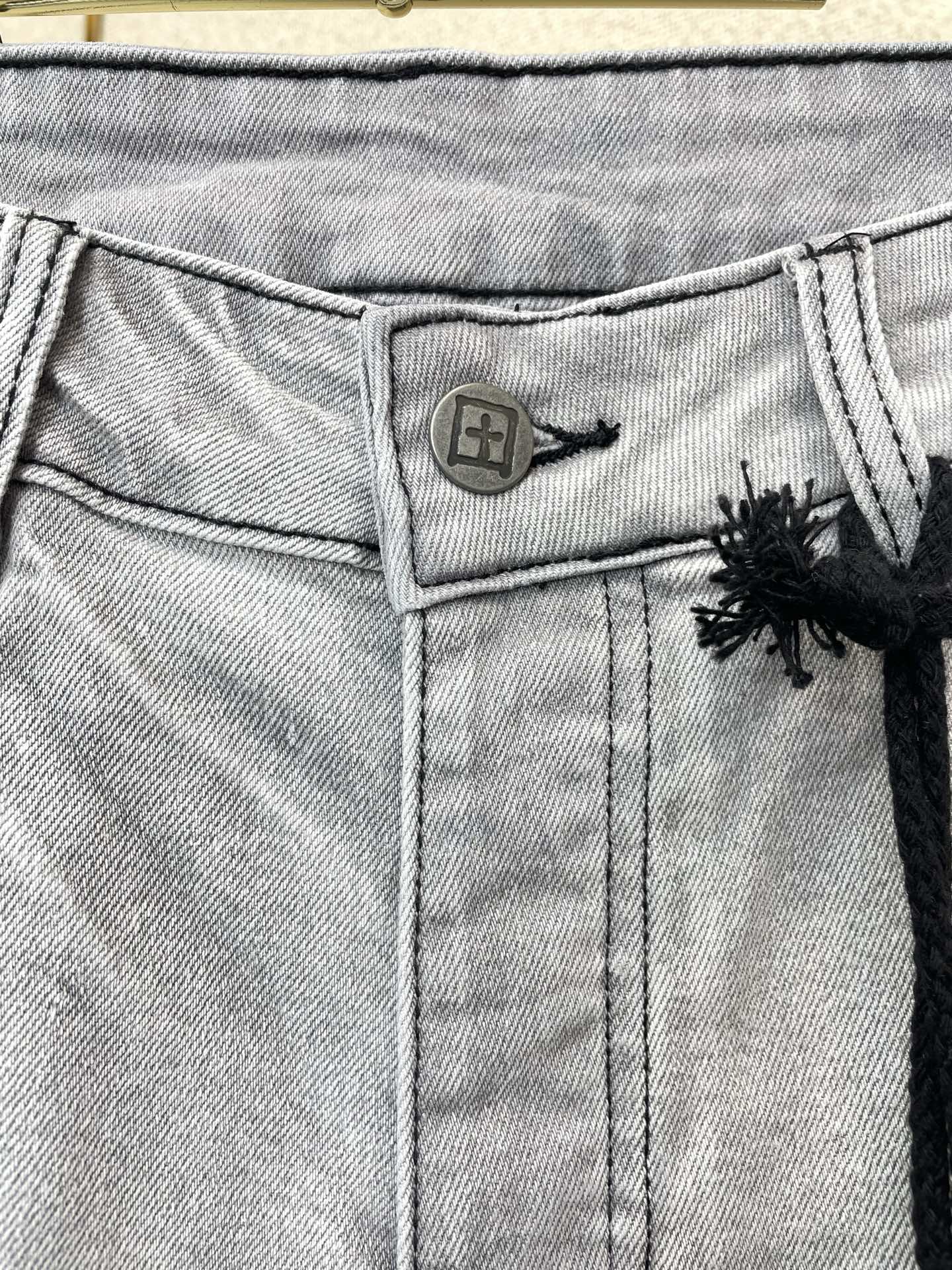 。KSUBI💥砸锅卖铁都要上的新款新款 牛仔短裤🩳高端版本！专柜定制面料  透气舒适度高，细节无可挑剔，