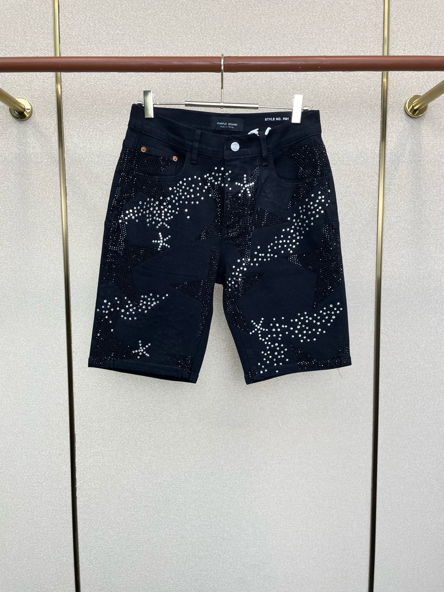 NO:915761,.PURPLE BRAND is a new high-end version of denim shorts that will sell everything!  Custom-made fabrics at the counter are highly breathable and comfortable, with impeccable details and brand element design concepts, reflecting high quality. It feels delicate and soft!  It presents a casual cut and the upper body shape is awesome!  Code number 28-40,,shorts,19860909.PURPLE BRAND砸锅卖铁都要上的新款新款 牛仔短裤高端版本！专柜定制面料 透气舒适度高,细节无可挑剔,品牌元素设计理念,体现高品质.手感细腻柔软！呈现休闲裁剪,上身版型超赞！码数28-40,,shorts,,Men's clothing