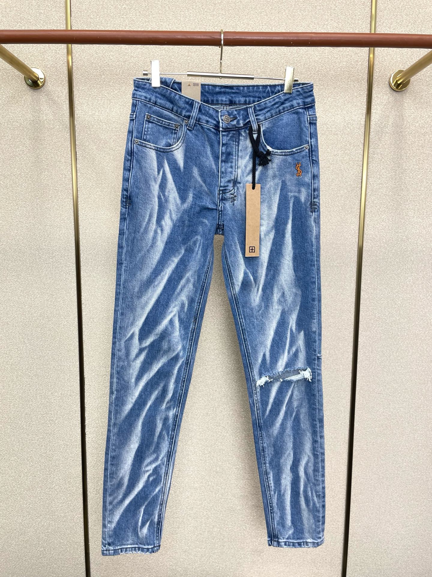 NO:915740,.KSUBI’s new and high-end version of jeans is a must-have for everyone!  Custom-made fabrics at the counter are highly breathable and comfortable, with impeccable details and brand element design concepts, reflecting high quality. It feels delicate and soft!  It presents a casual cut and the upper body shape is awesome!  Code number 28-40,,jeans,19860909.KSUBI砸锅卖铁都要上的新款新款 牛仔裤高端版本！专柜定制面料 透气舒适度高,细节无可挑剔,品牌元素设计理念,体现高品质.手感细腻柔软！呈现休闲裁剪,上身版型超赞！码数28-40,,jeans,,Men's clothing