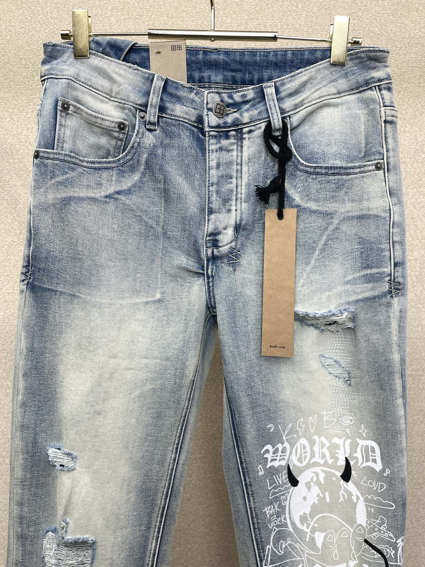 。KSUBI💥独家专供新款 牛仔裤👖高端版本！专柜定制面料  透气舒适度高，细节无可挑剔，品牌元素设计理