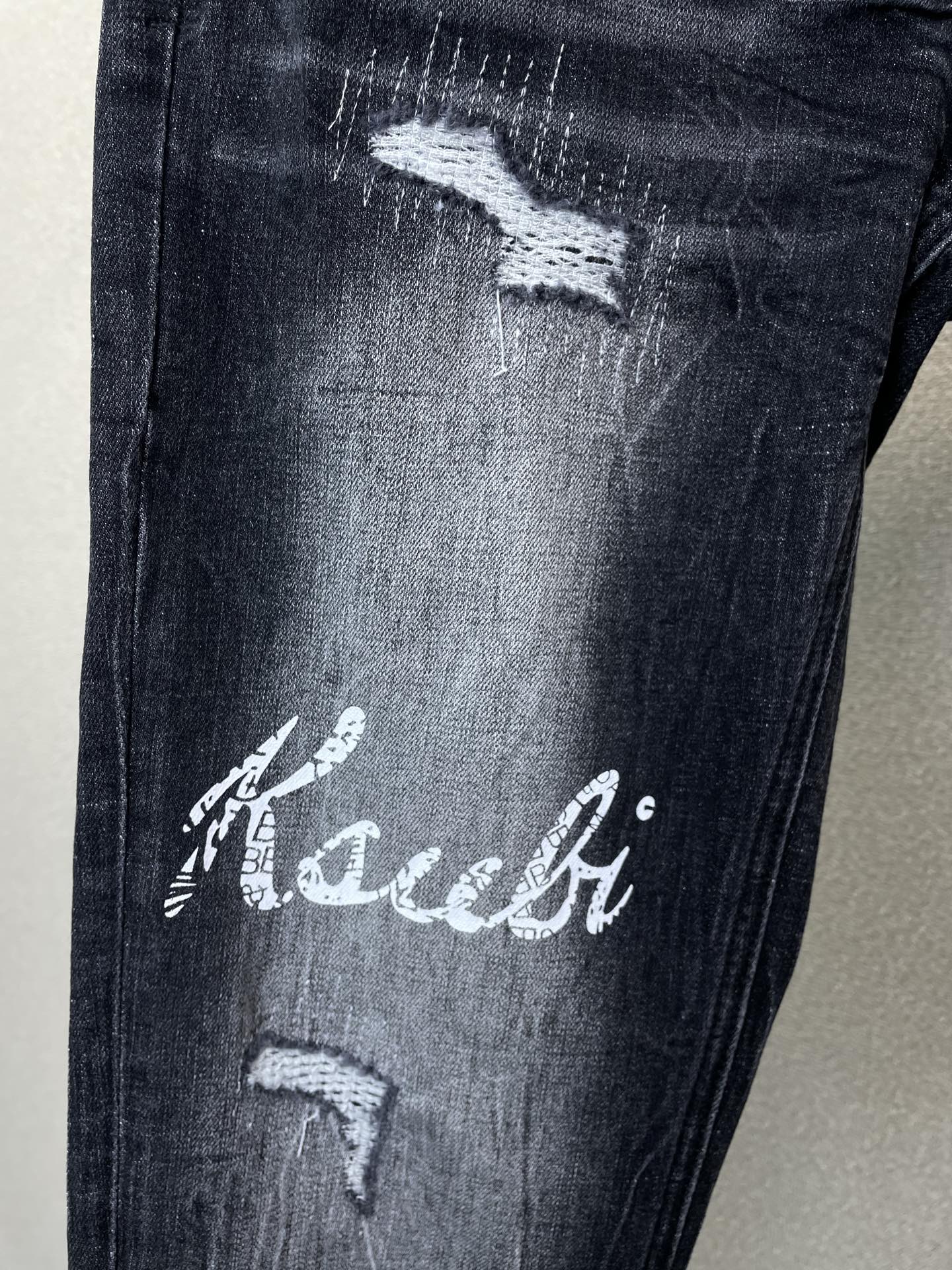 。KSUBI💥独家专供新款 牛仔裤👖高端版本！专柜定制面料  透气舒适度高，细节无可挑剔，品牌元素设计理