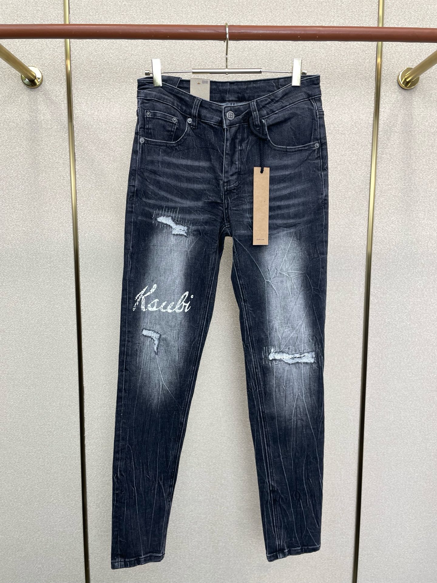 。KSUBI💥独家专供新款 牛仔裤👖高端版本！专柜定制面料  透气舒适度高，细节无可挑剔，品牌元素设计理